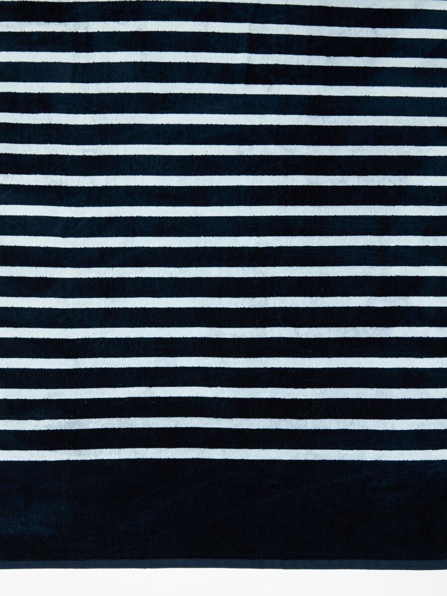 Beach towel with thin striped print_2