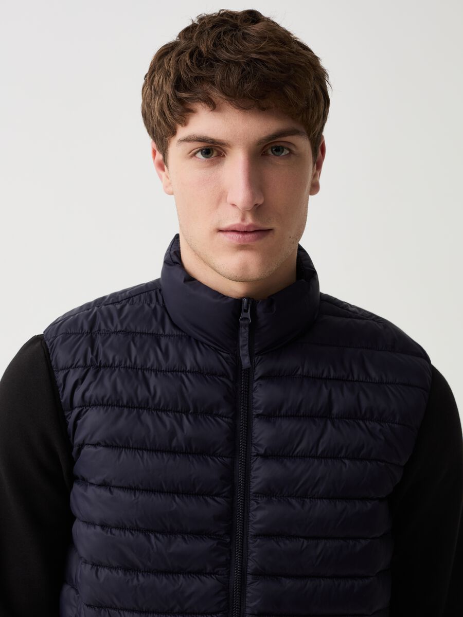 Gilet trapuntato ultralight a collo alto_1