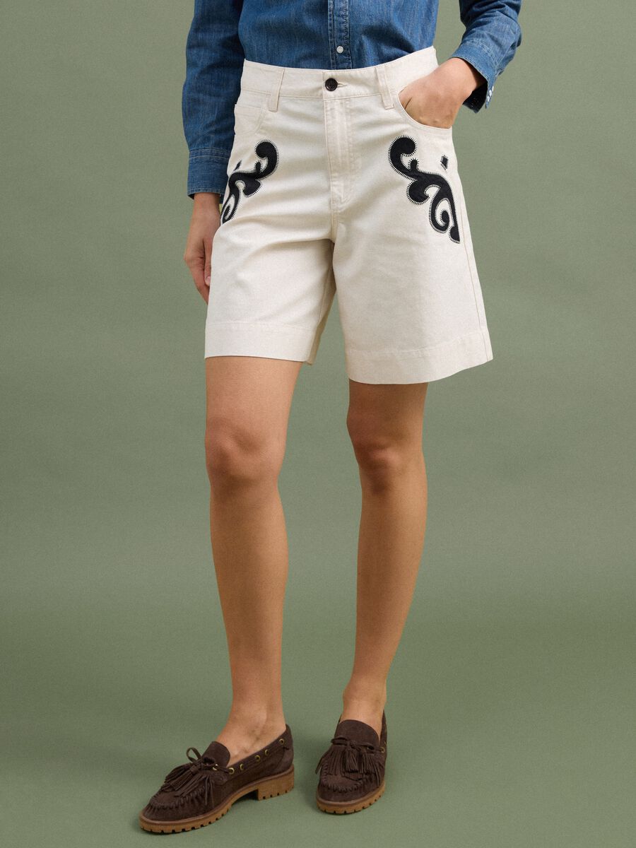 White linen-lyocell blend shorts with contrasting embroidery, regular fit_1