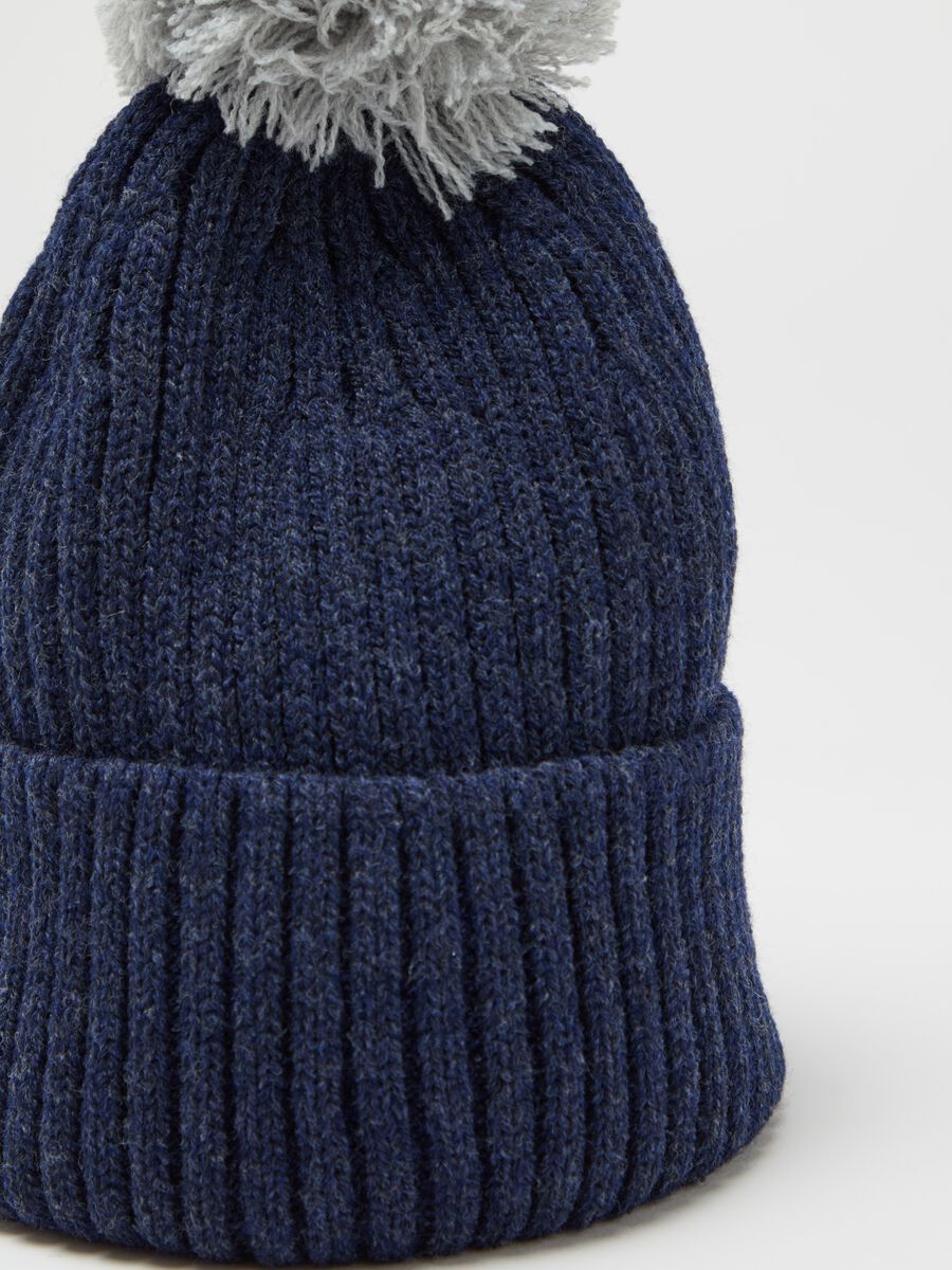 Knitted hat with pompom_2