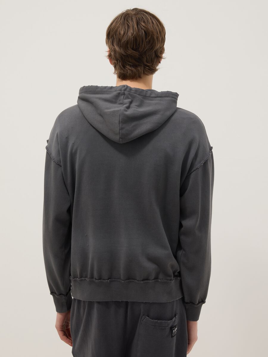 Felpa in misto cotone grigia oversize fit con cappuccio_2