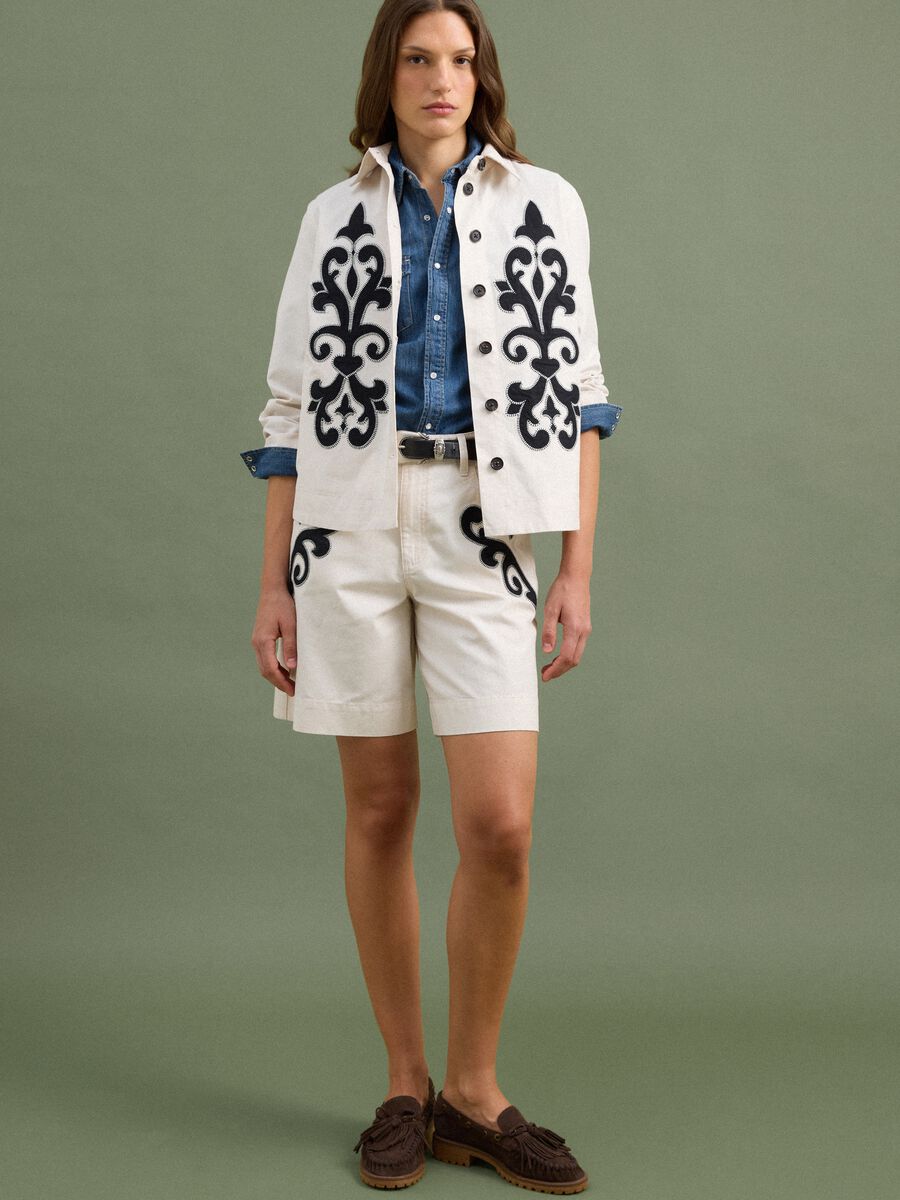 White linen-lyocell blend shorts with contrasting embroidery, regular fit_0