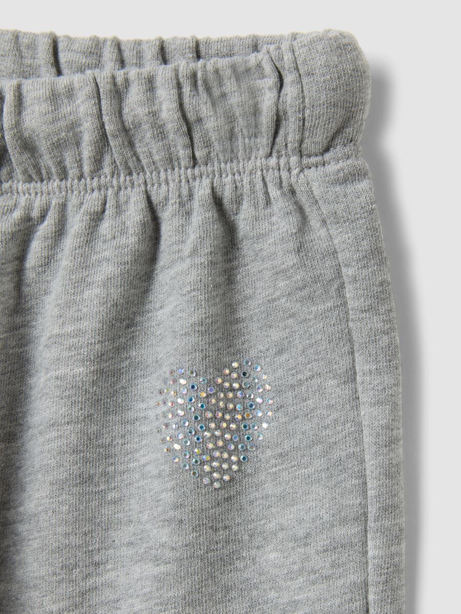 Pantaloni grigi in puro cotone con vita elasticizzata e strass per bambina_2
