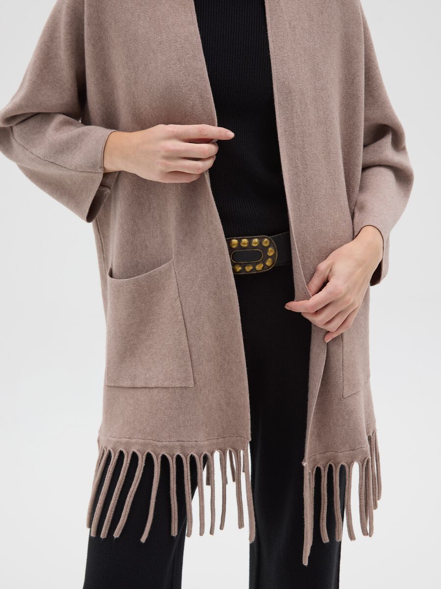 Cardigan lungo beige con frange sul fondo_3