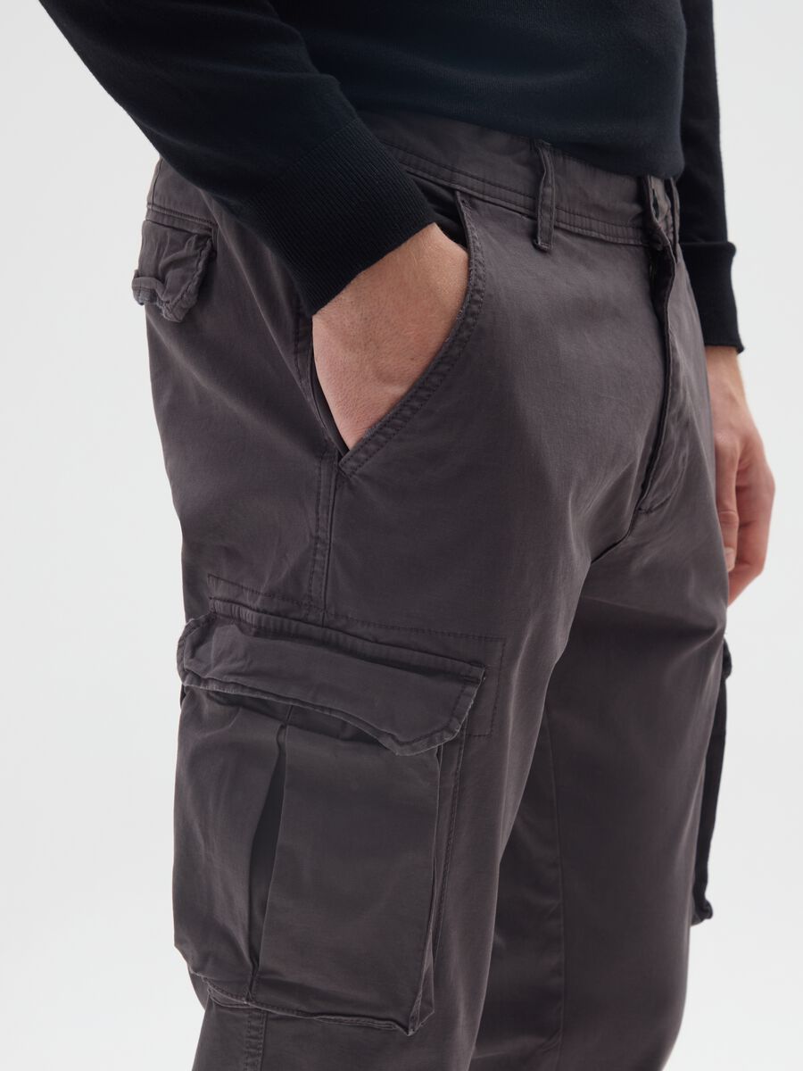 Pantaloni cargo in misto cotone elasticizzato grigi slim fit_3