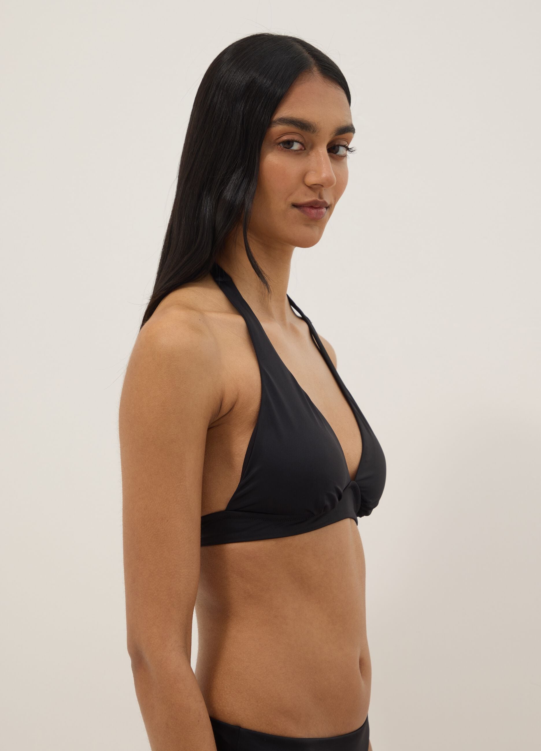 Top bikini elasticizzato nero a triangolo