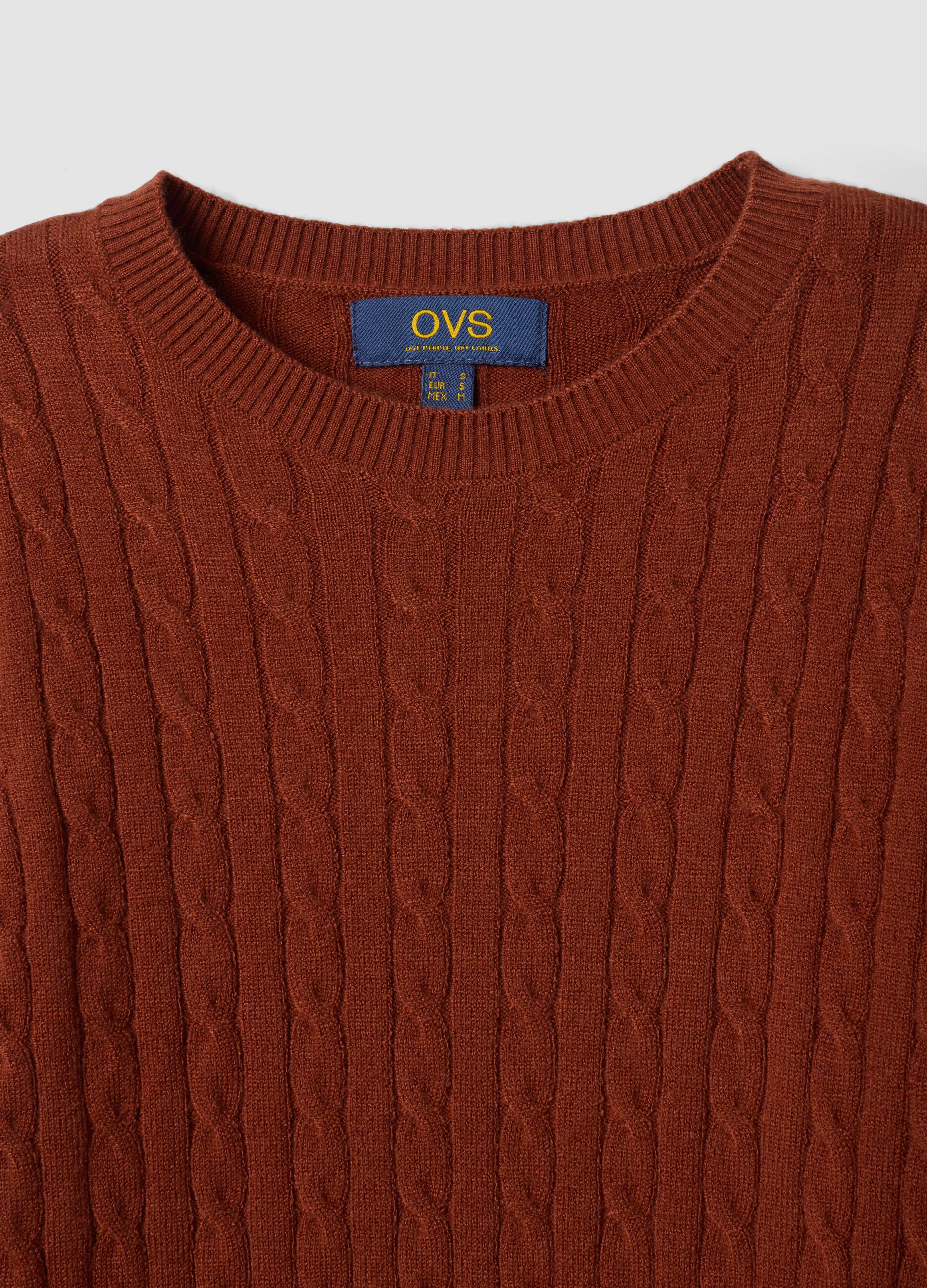 Red cable-knit crew neck jumper, regular fit