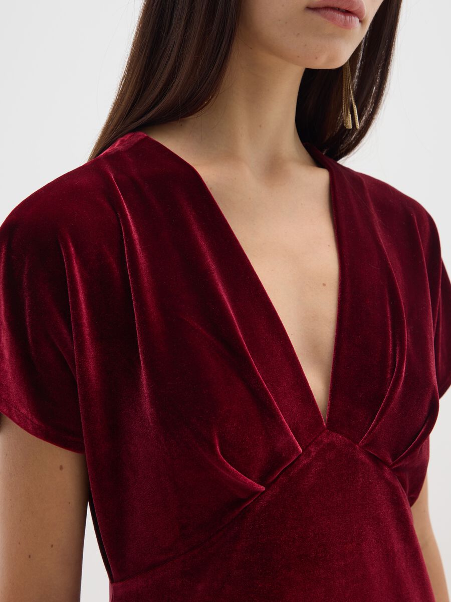 Long red dress with deep V-neck and regular fit long sleeves_3