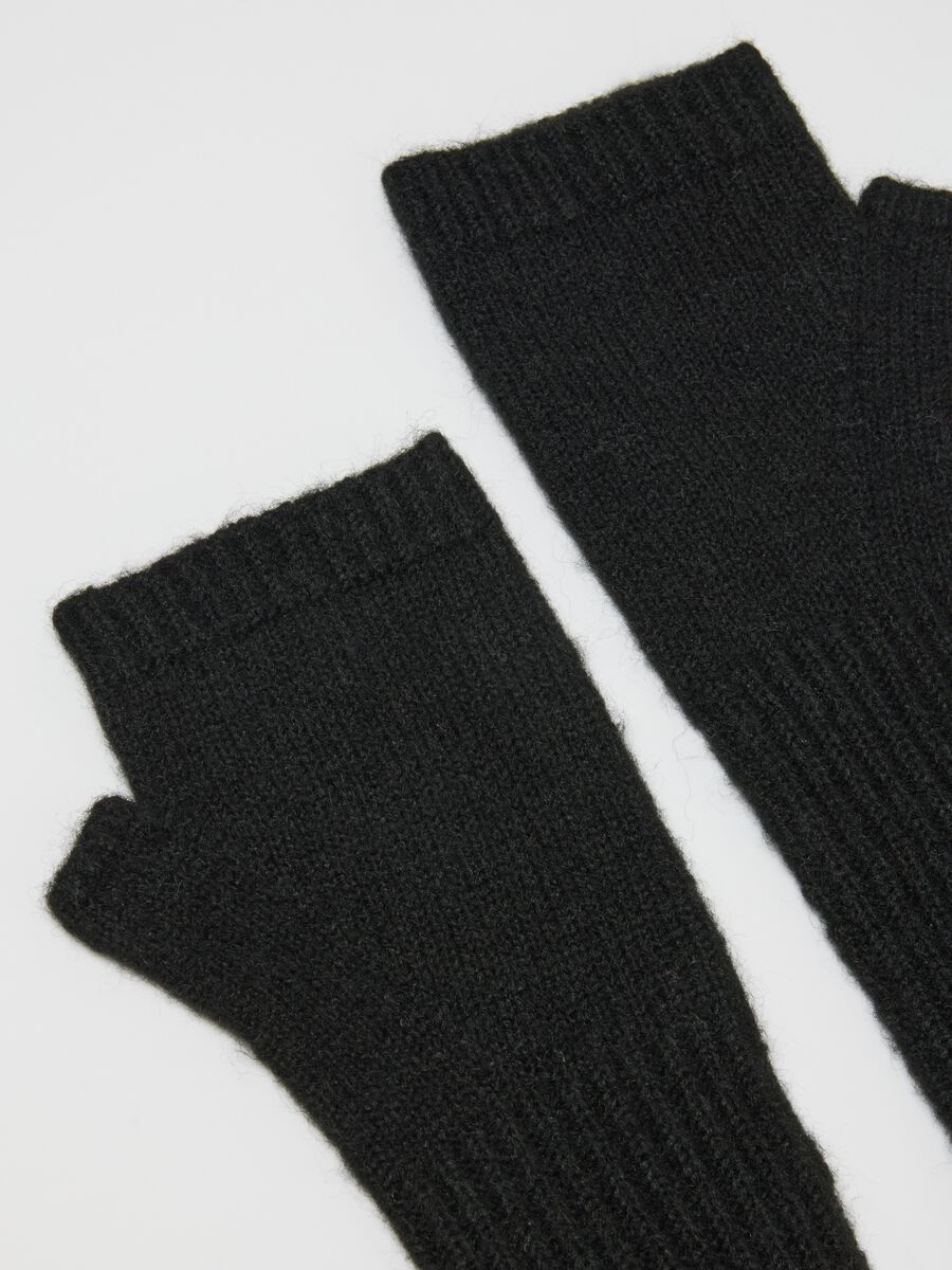 Black fingerless gloves_1
