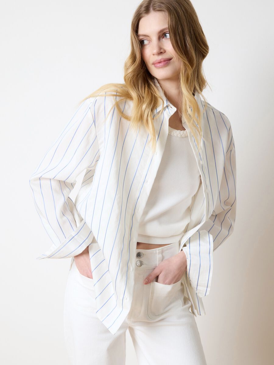 Shirt with vertical stripes_2