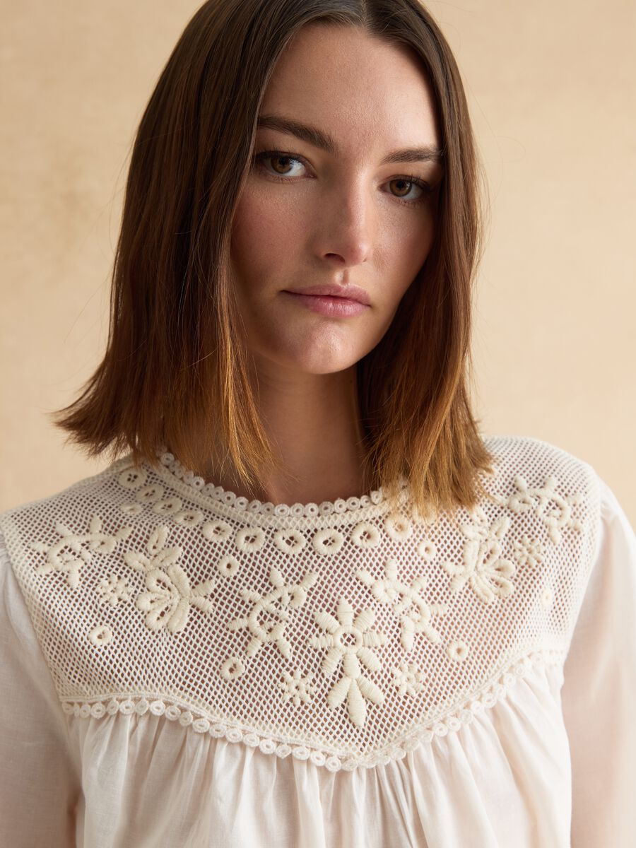 Blusa in puro cotone bianca regular fit con ricami_2