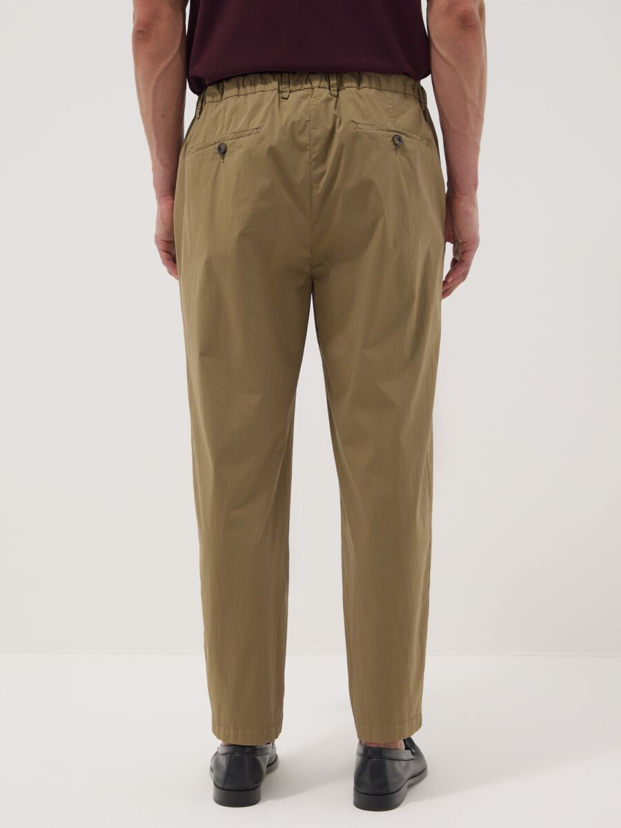 Pantaloni chino marroni in cotone elasticizzato carrot fit_2