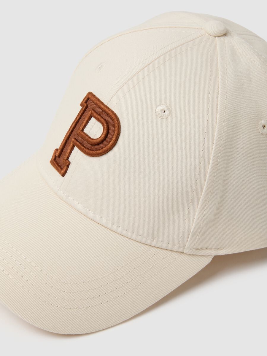 Beige pure cotton cap with adjustable visor and embroidered P_2