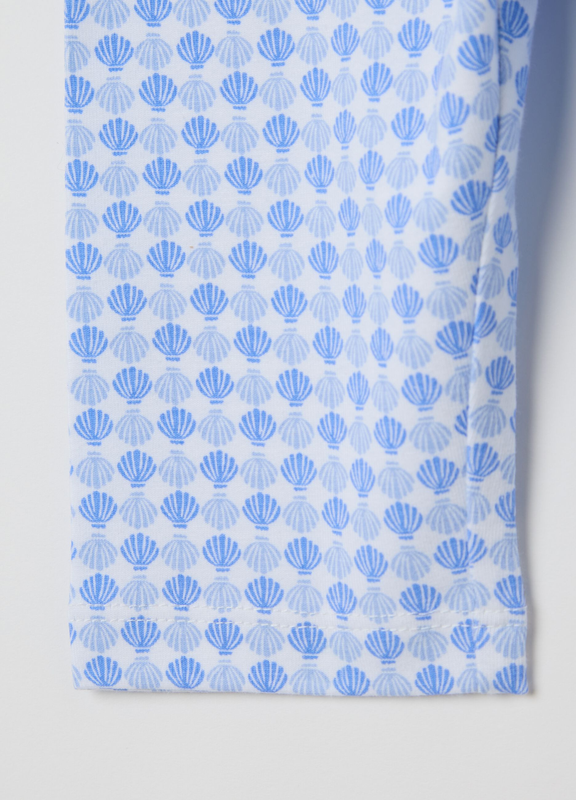 White and light blue three-quarter stretch leggings with print