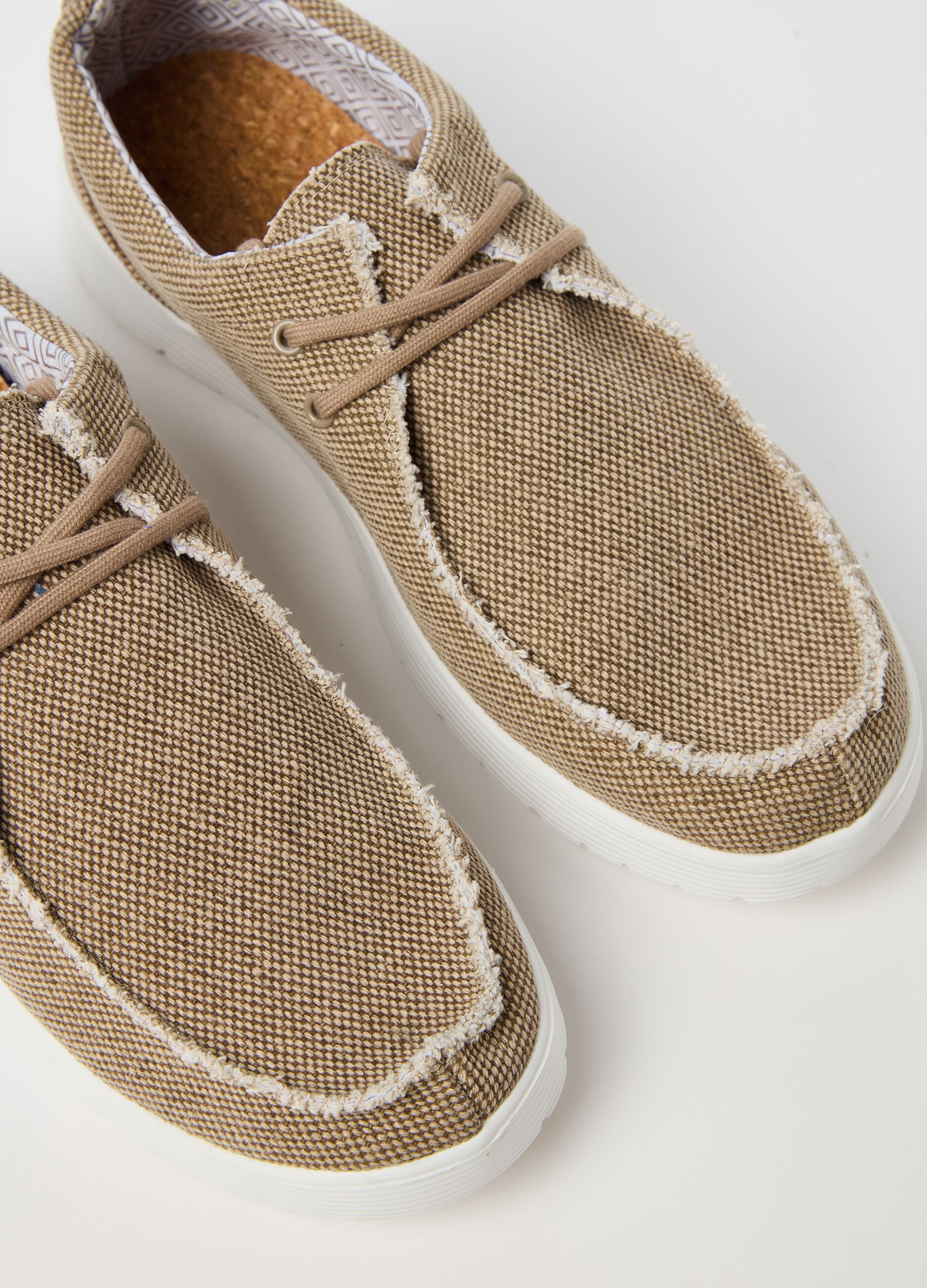 Lace-up shoe in canvas