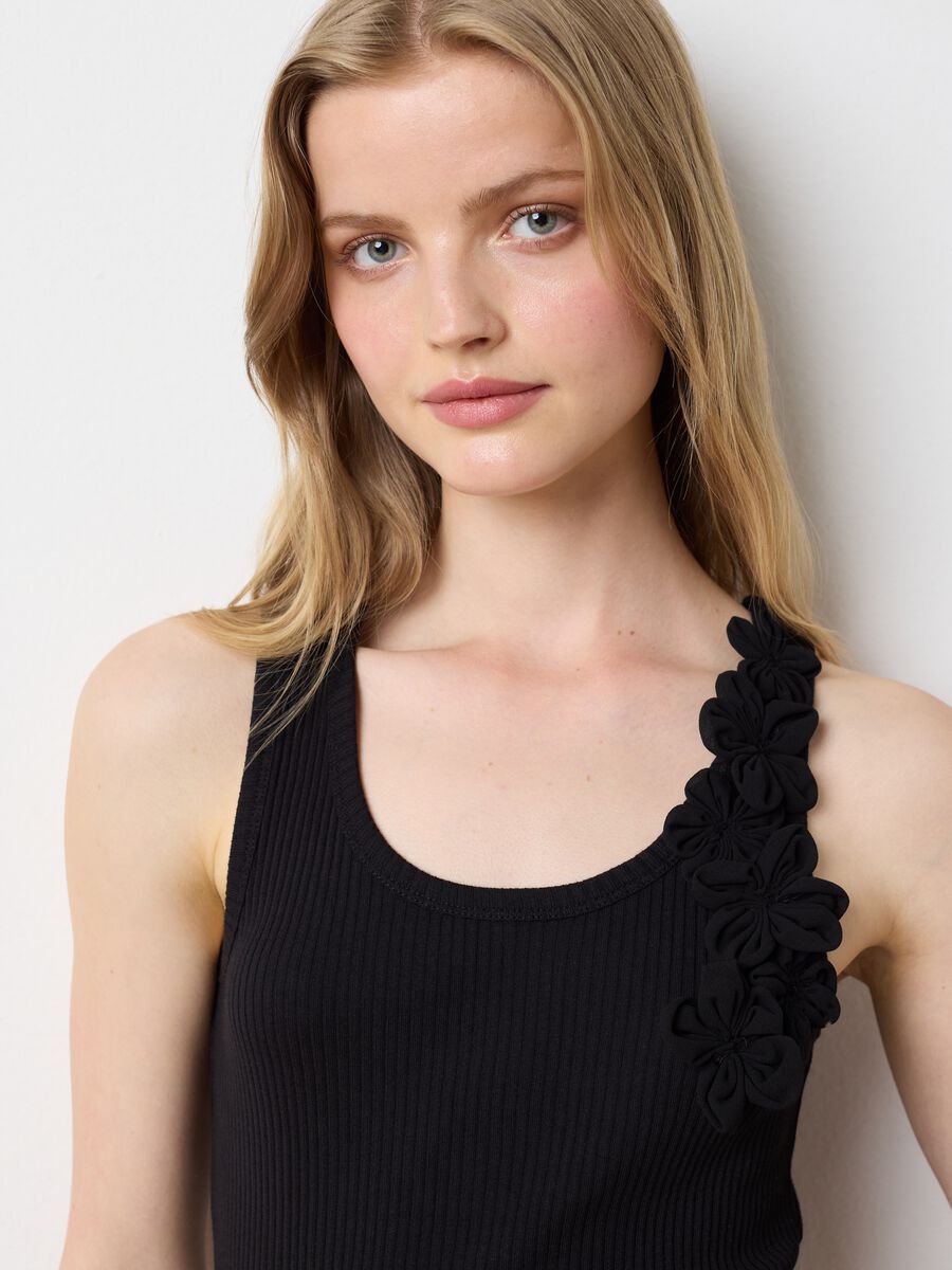 Black ribbed top with floral applications_1