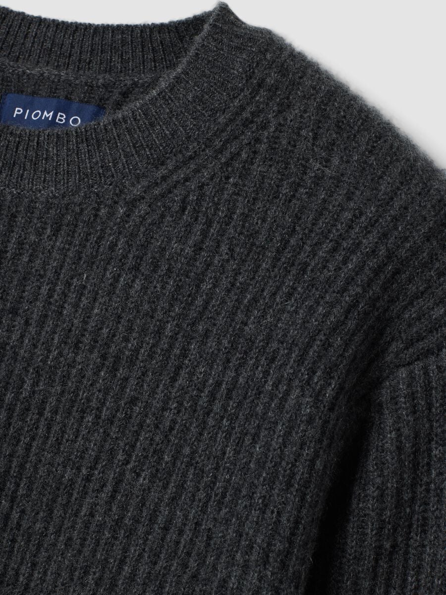 Maglia grigia in puro cashmere a costine regular fit_1