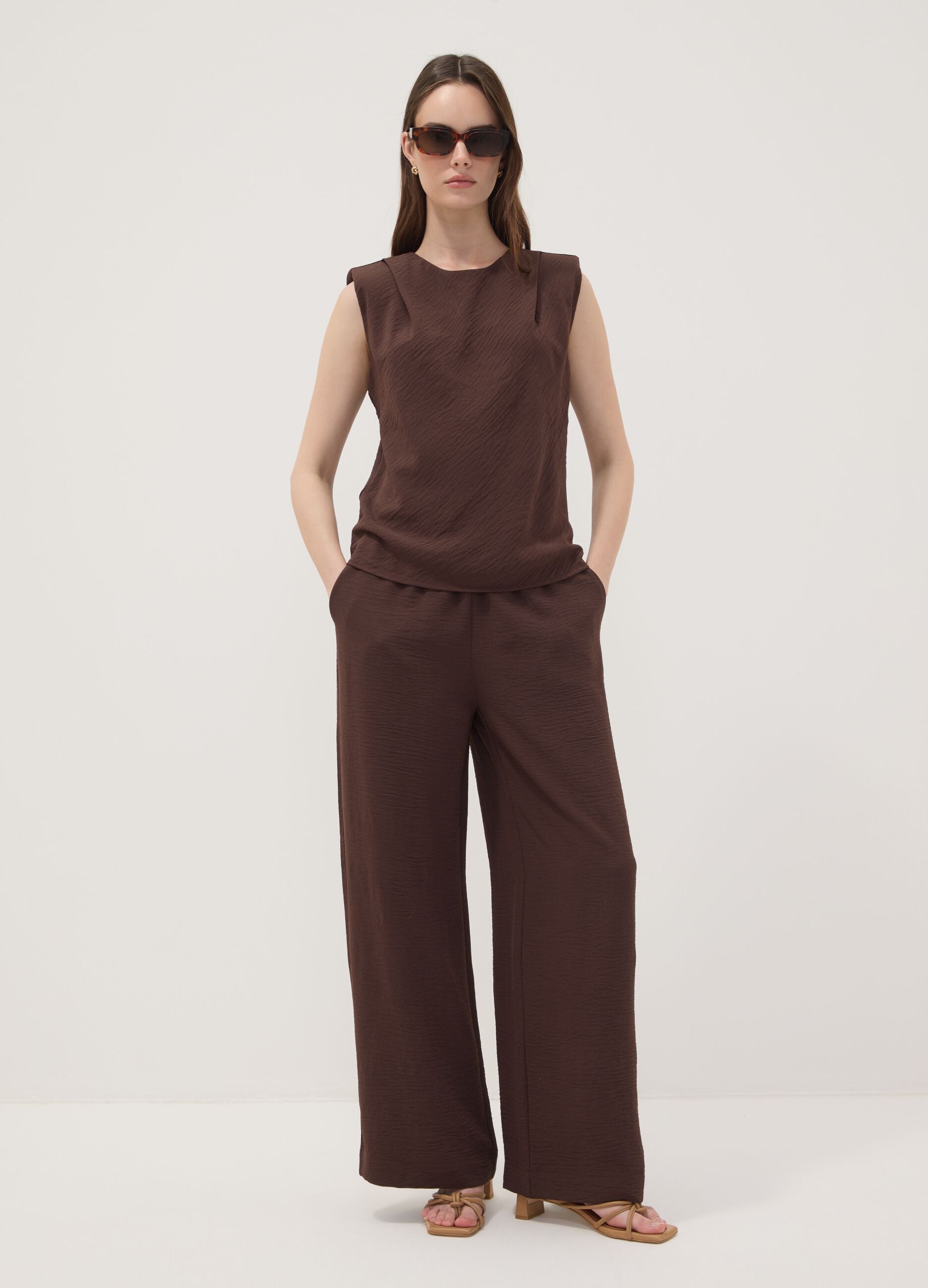 Blusa marrone smanicata con texture pliss&eacute; regular fit