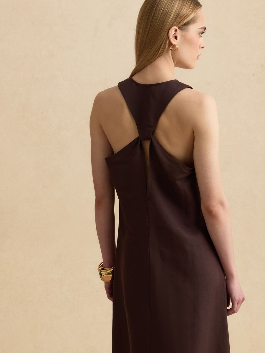 Abito maxi marrone in misto lino e viscosa regular fit con scollo a V_3