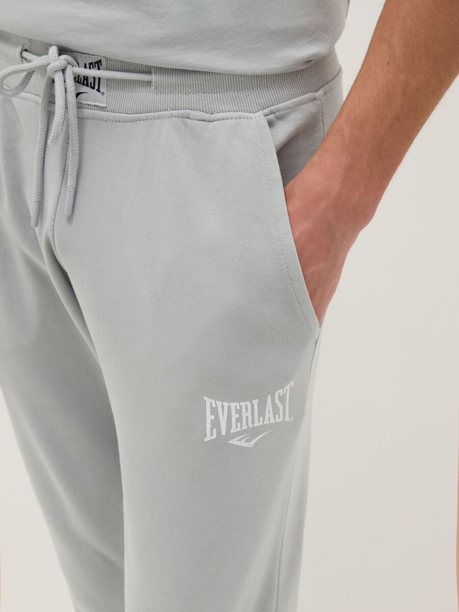 Pantaloni jogger in misto cotone grigi regular fit con logo Everlast_3