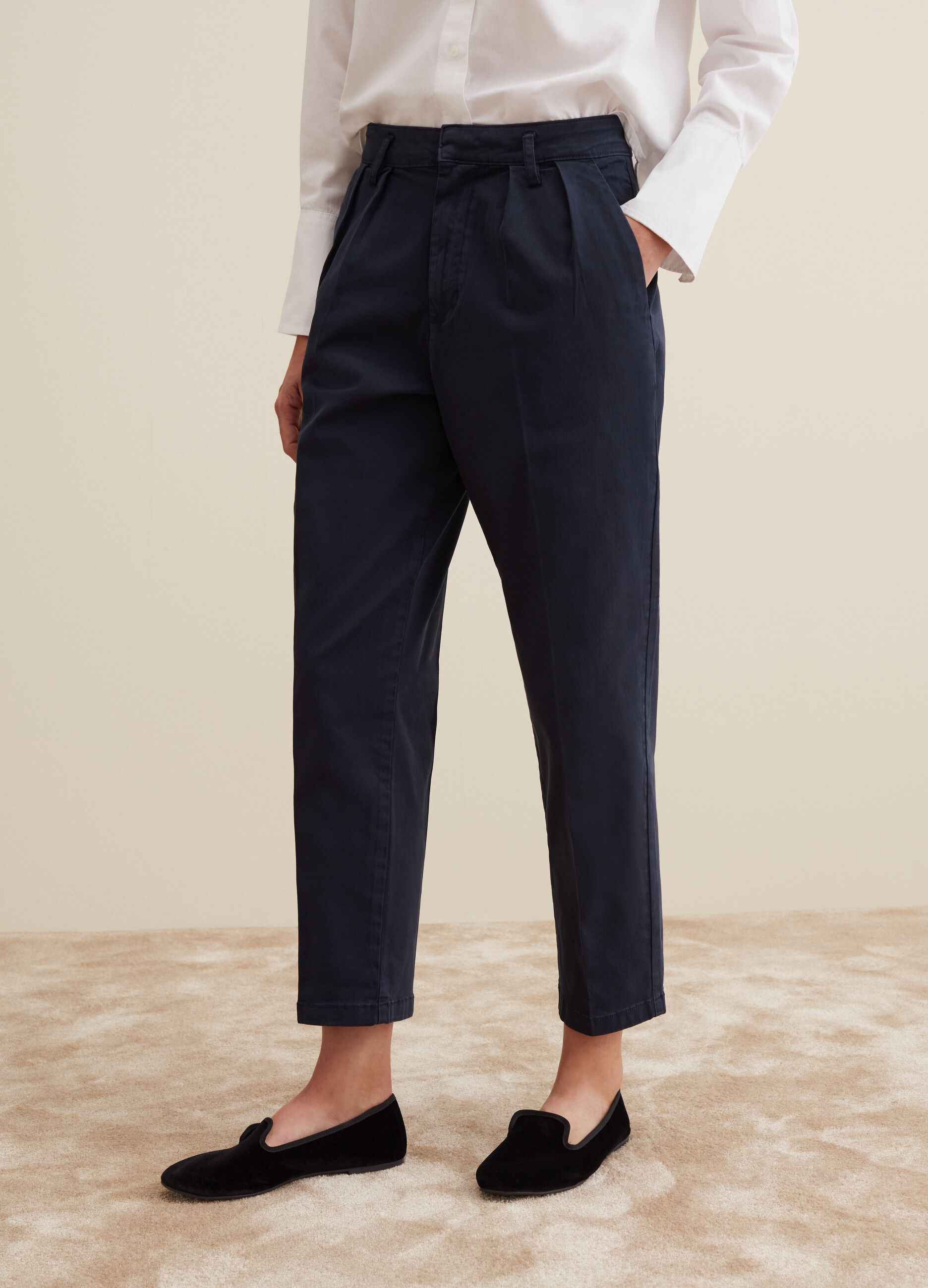 Pantaloni chino cropped con pinces