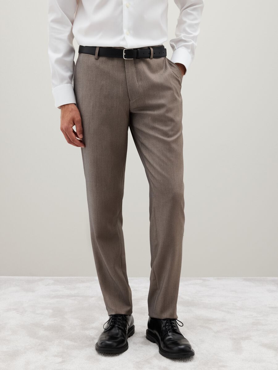 Pantaloni marroni slim in tessuto elasticizzato_1