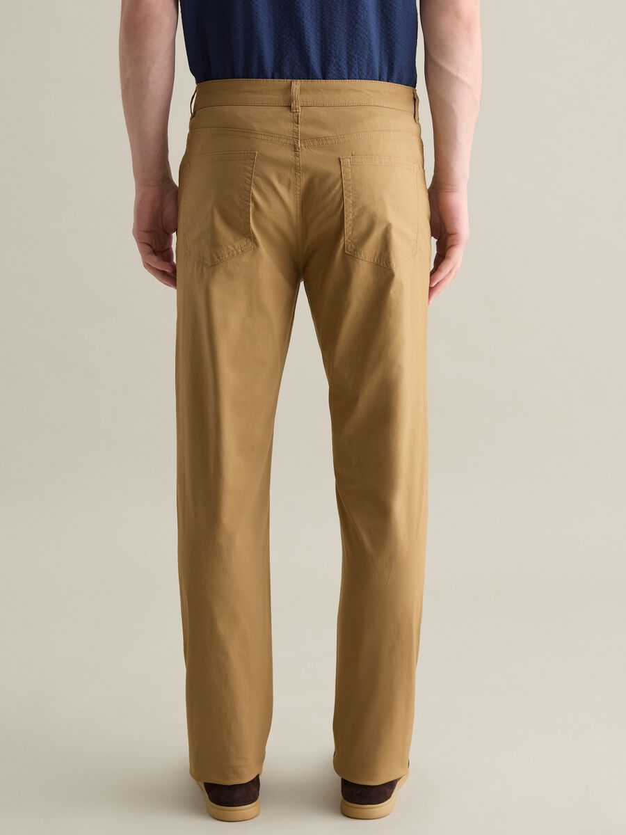 Beige chino trousers in stretch cotton with five pockets_3