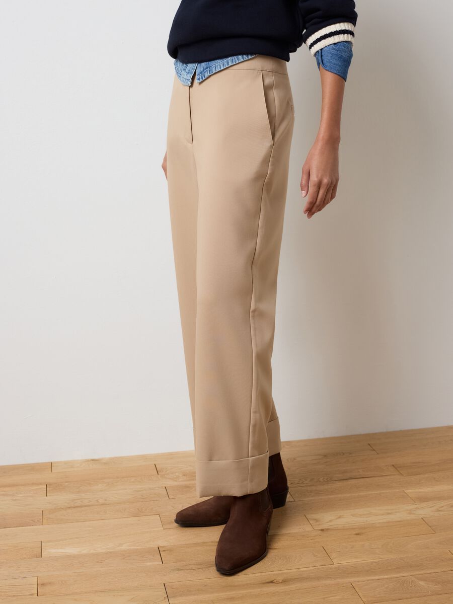 Pantaloni beige a taglio dritto con risvolto_3
