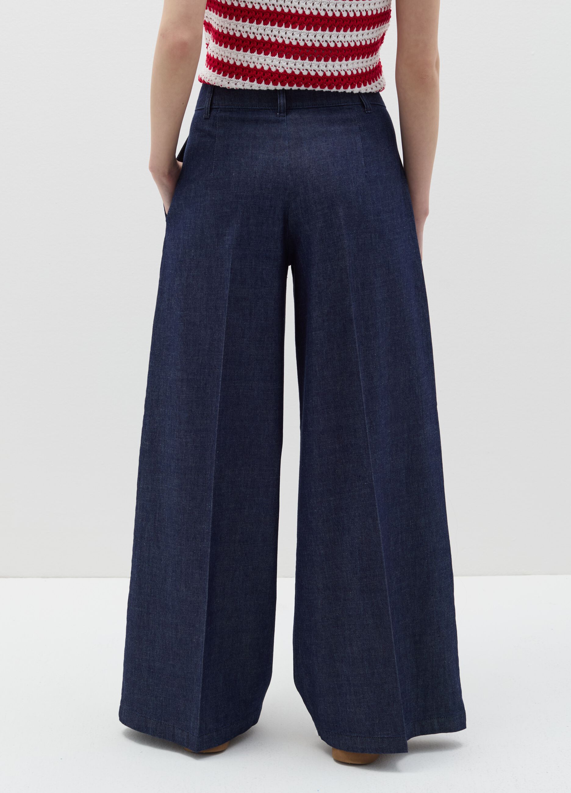 Wide-leg fluid trousers with darts