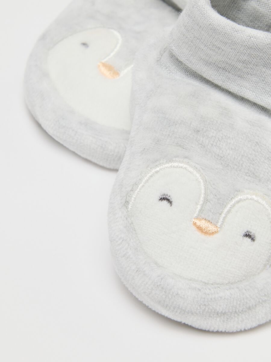 Grey newborn set with hat and booties_1