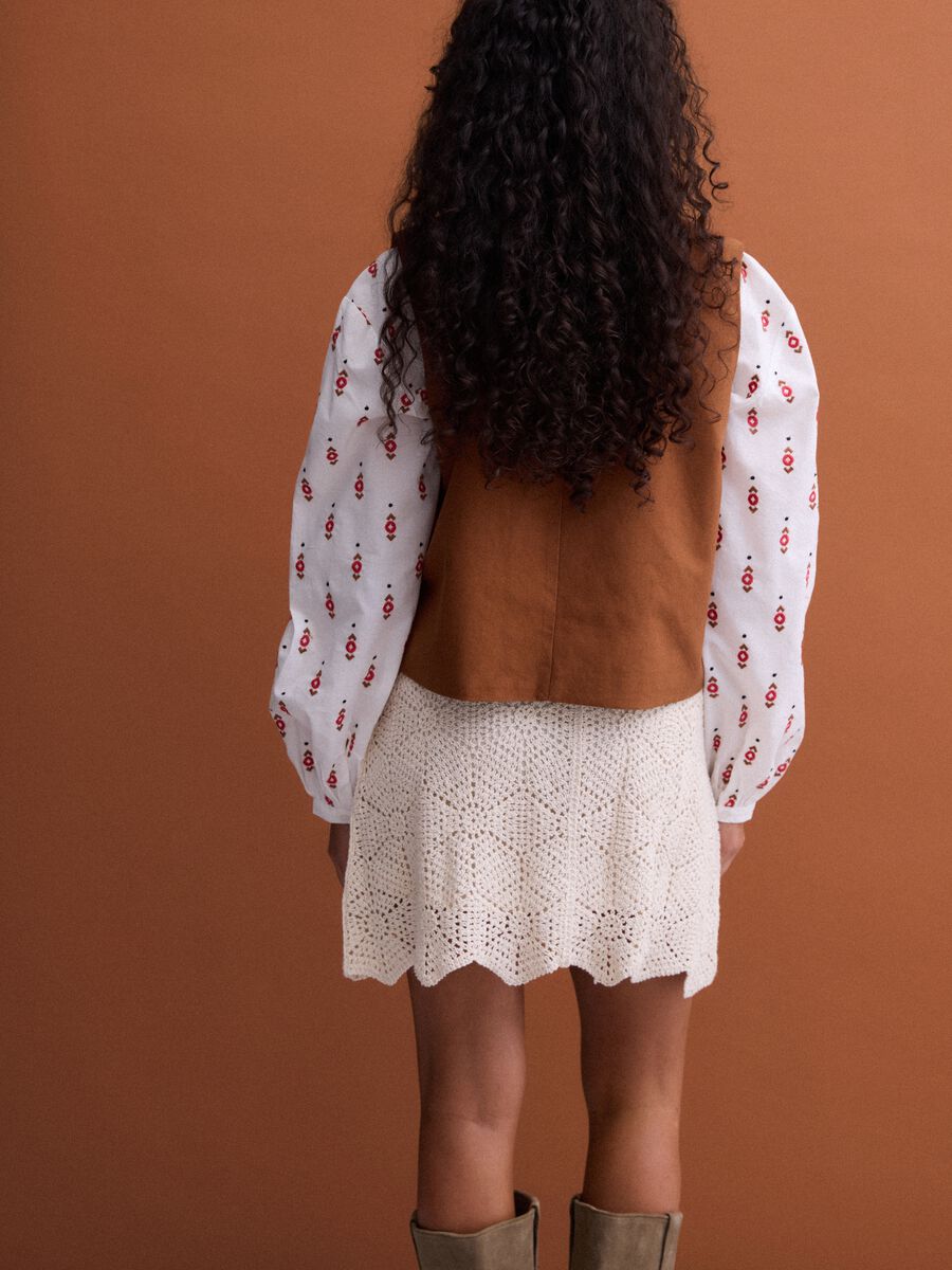 Brown linen and lyocell-blend gilet with applied embroidery_3