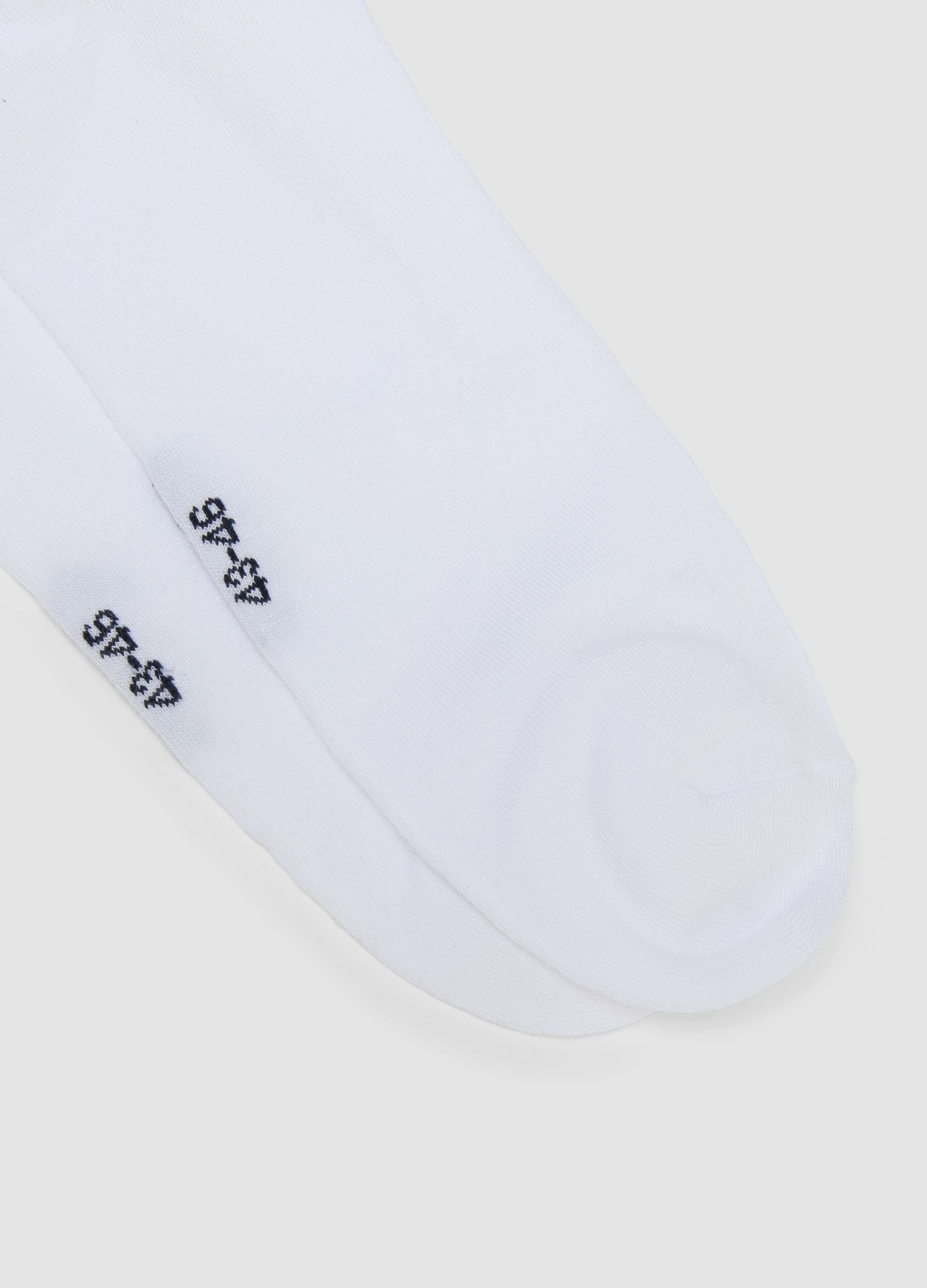 3-pack of white sports ankle socks in stretch fabric