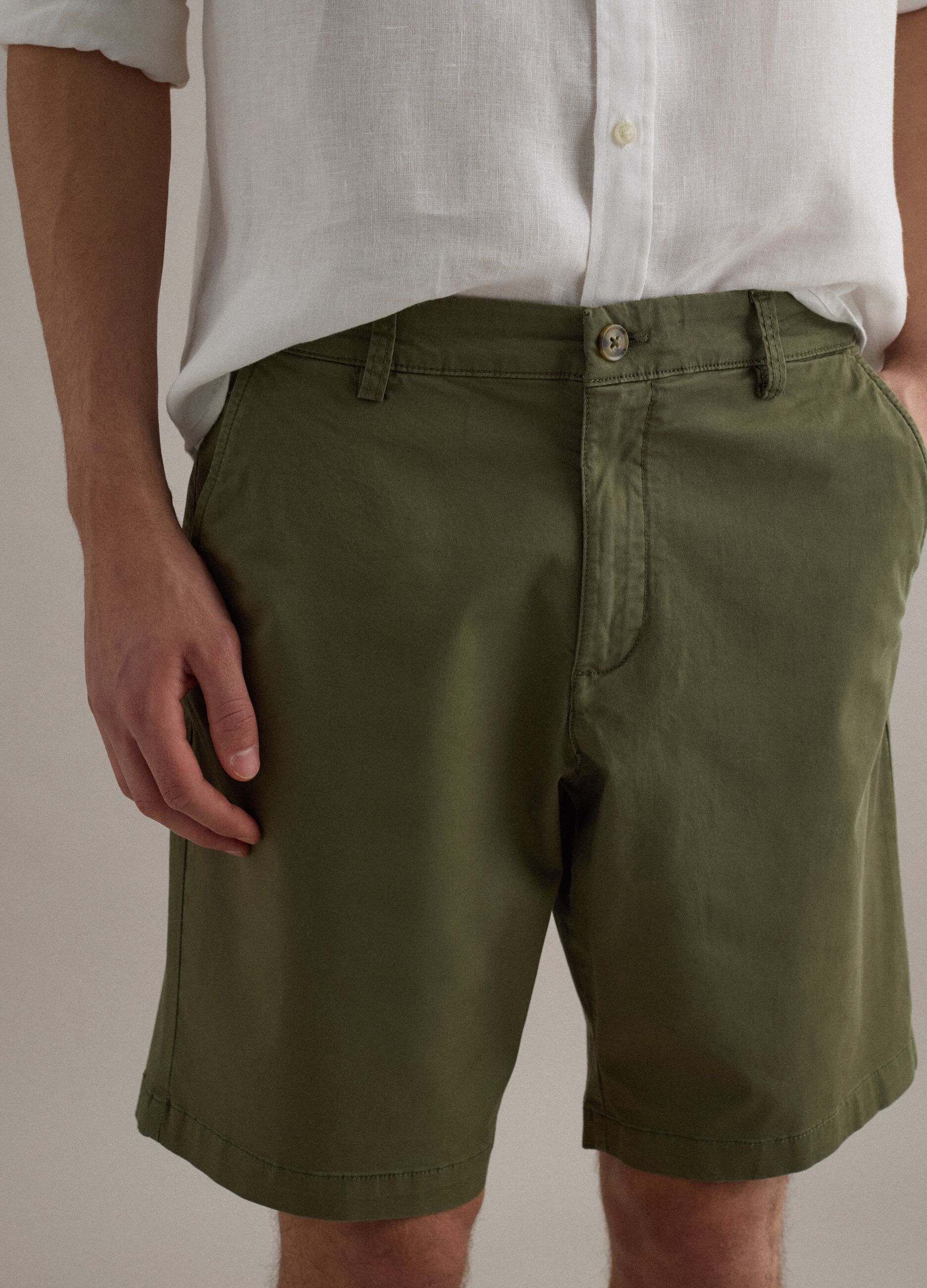 Green stretch cotton chino shorts, regular fit
