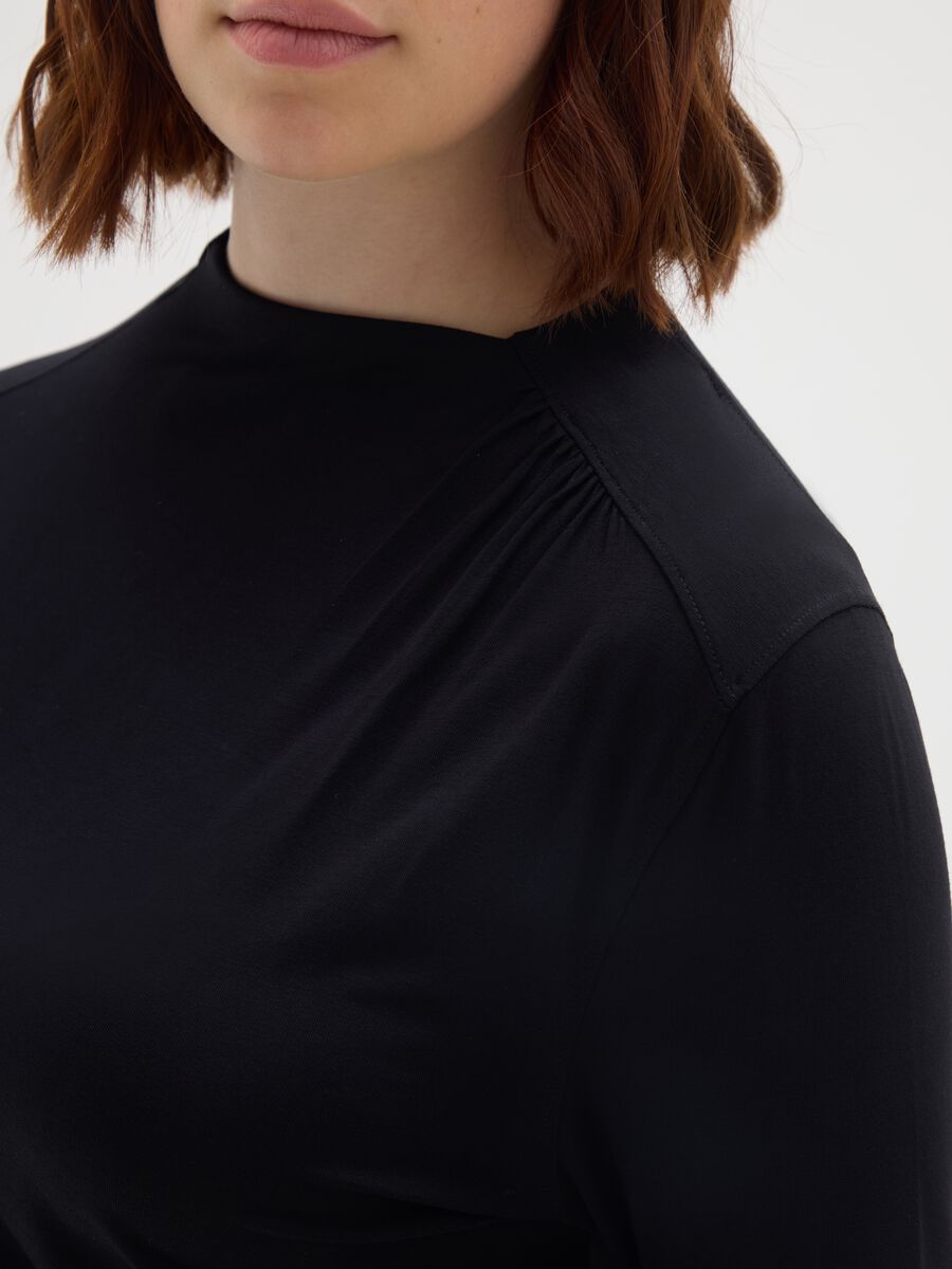 Maglia nera a maniche lunghe con collo a lupetto_2