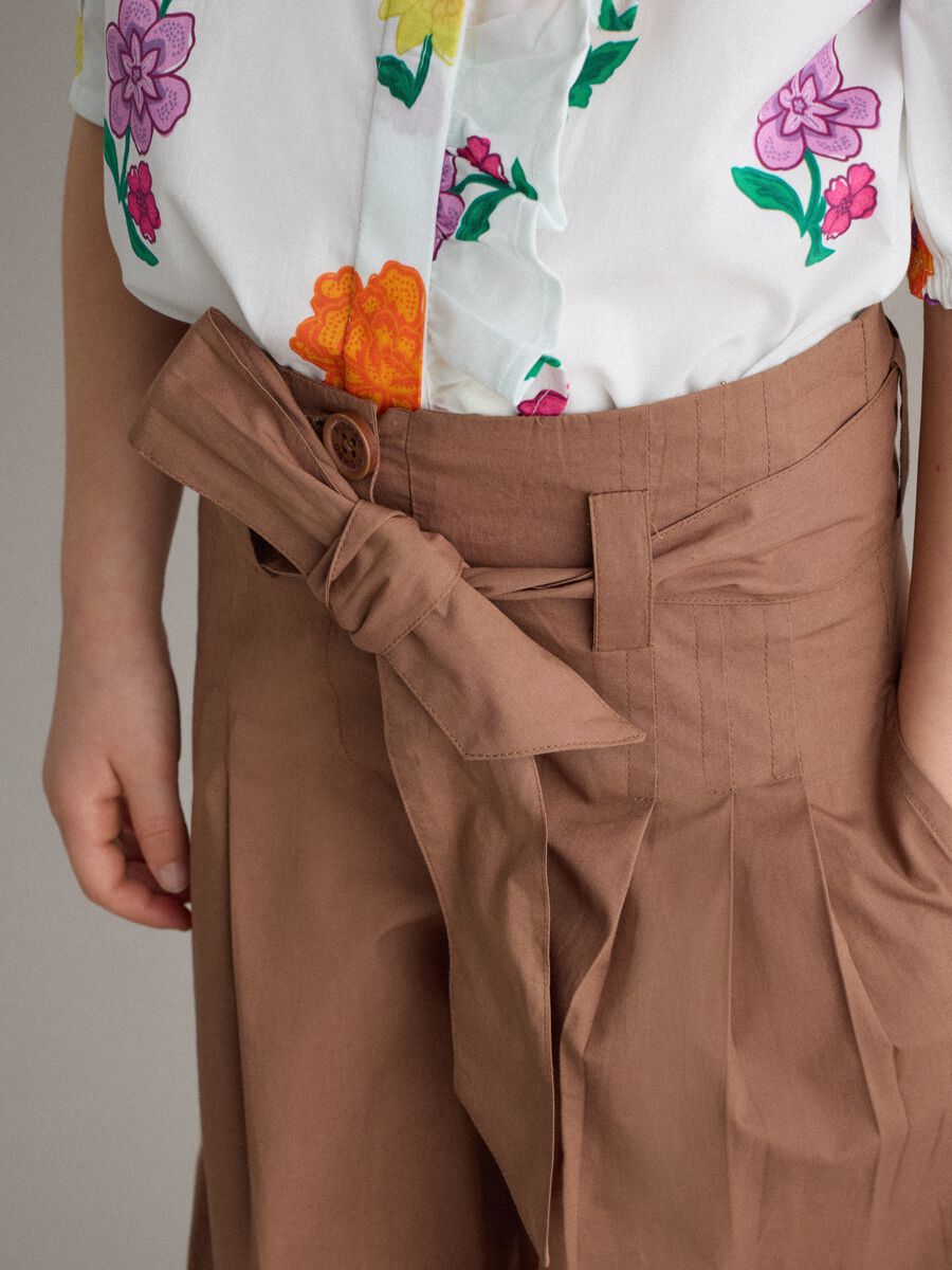 Pantaloni in puro cotone marroni da bambina wide leg con fiocco_2