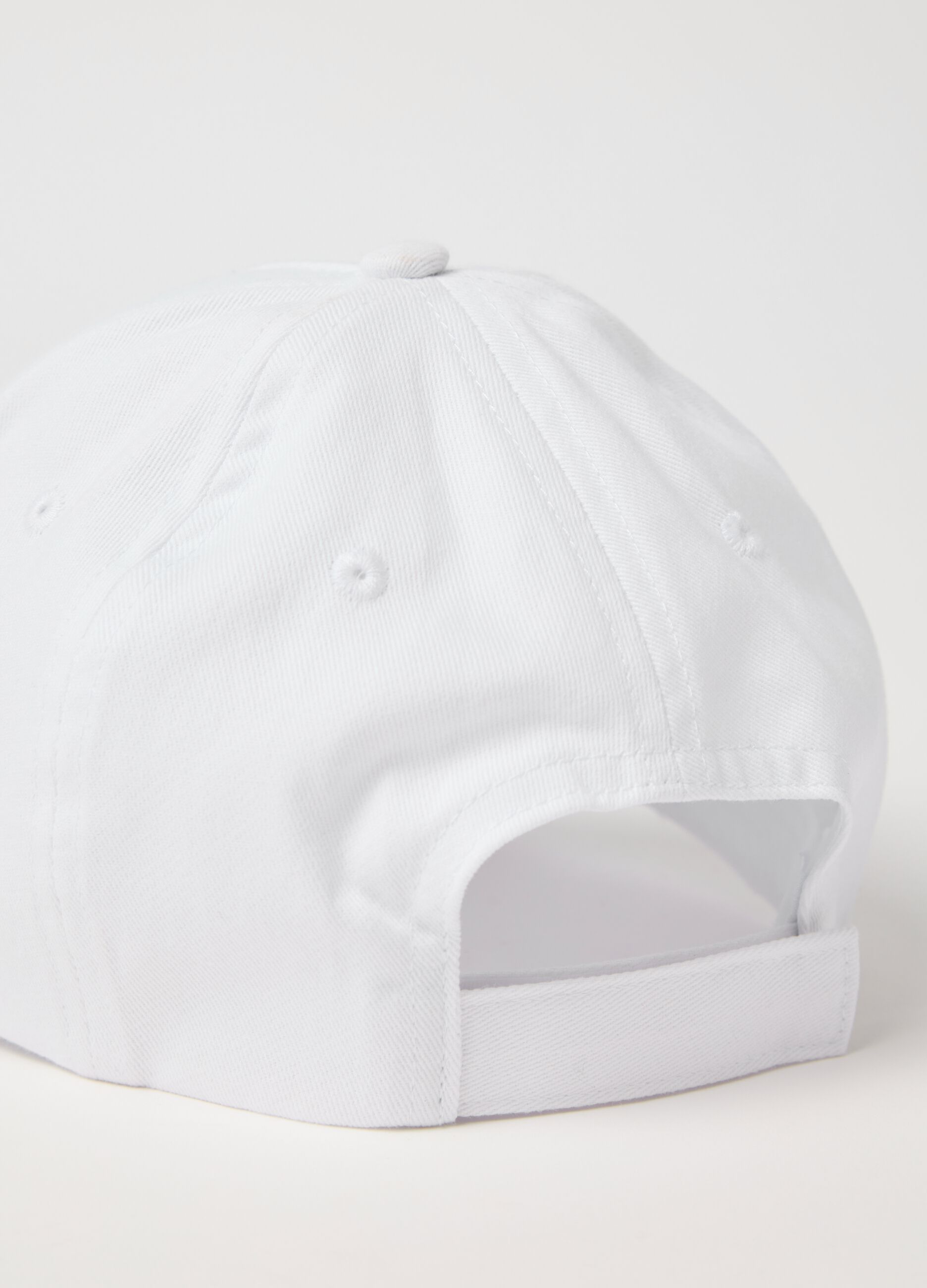 White baseball cap with logo embroidery
