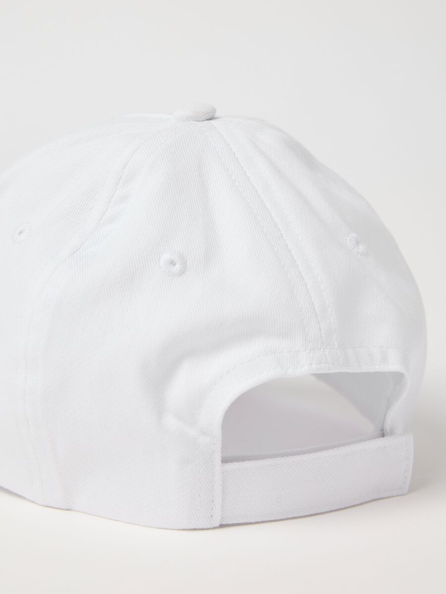 White baseball cap with logo embroidery_3