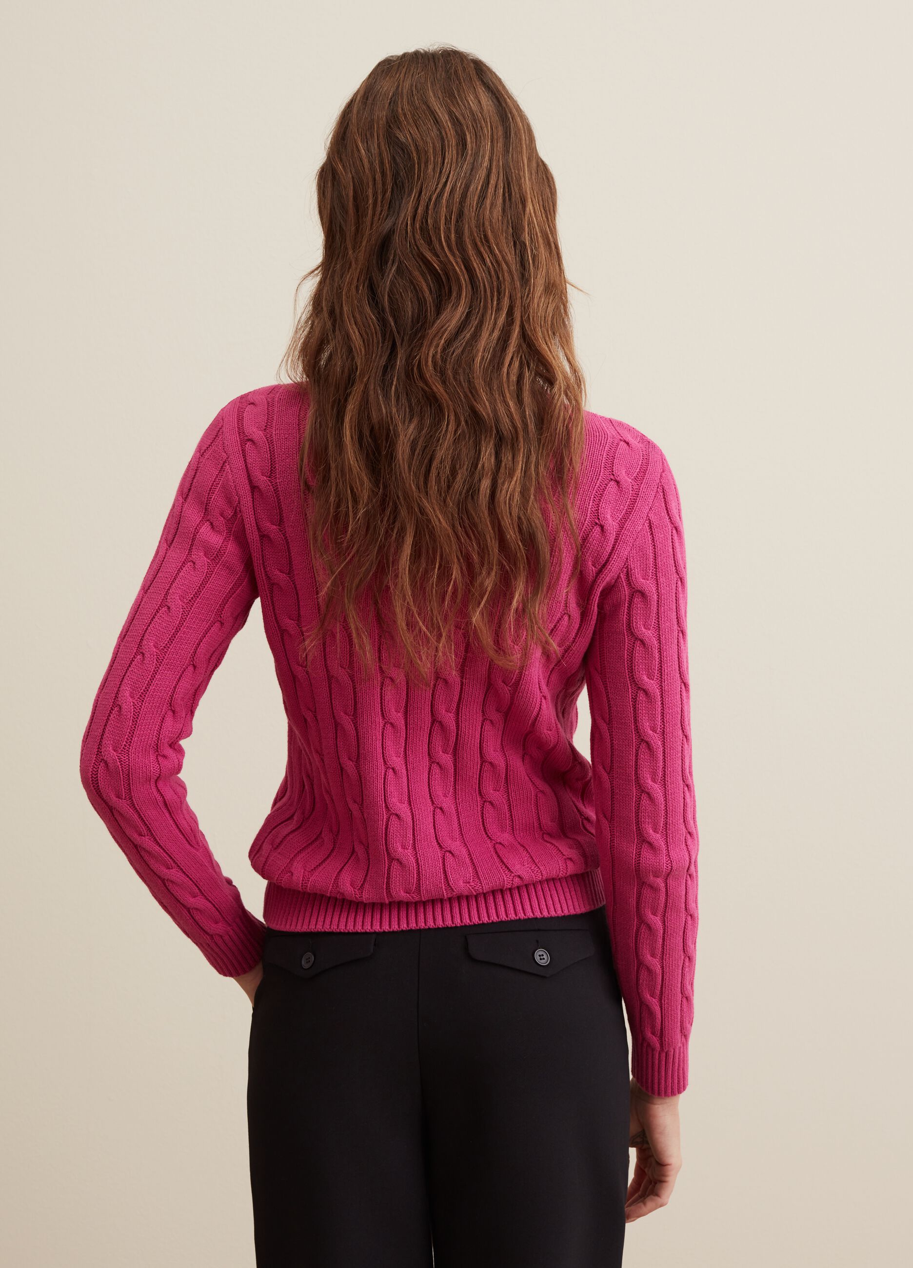 Pullover girocollo con lavorazione a trecce_2