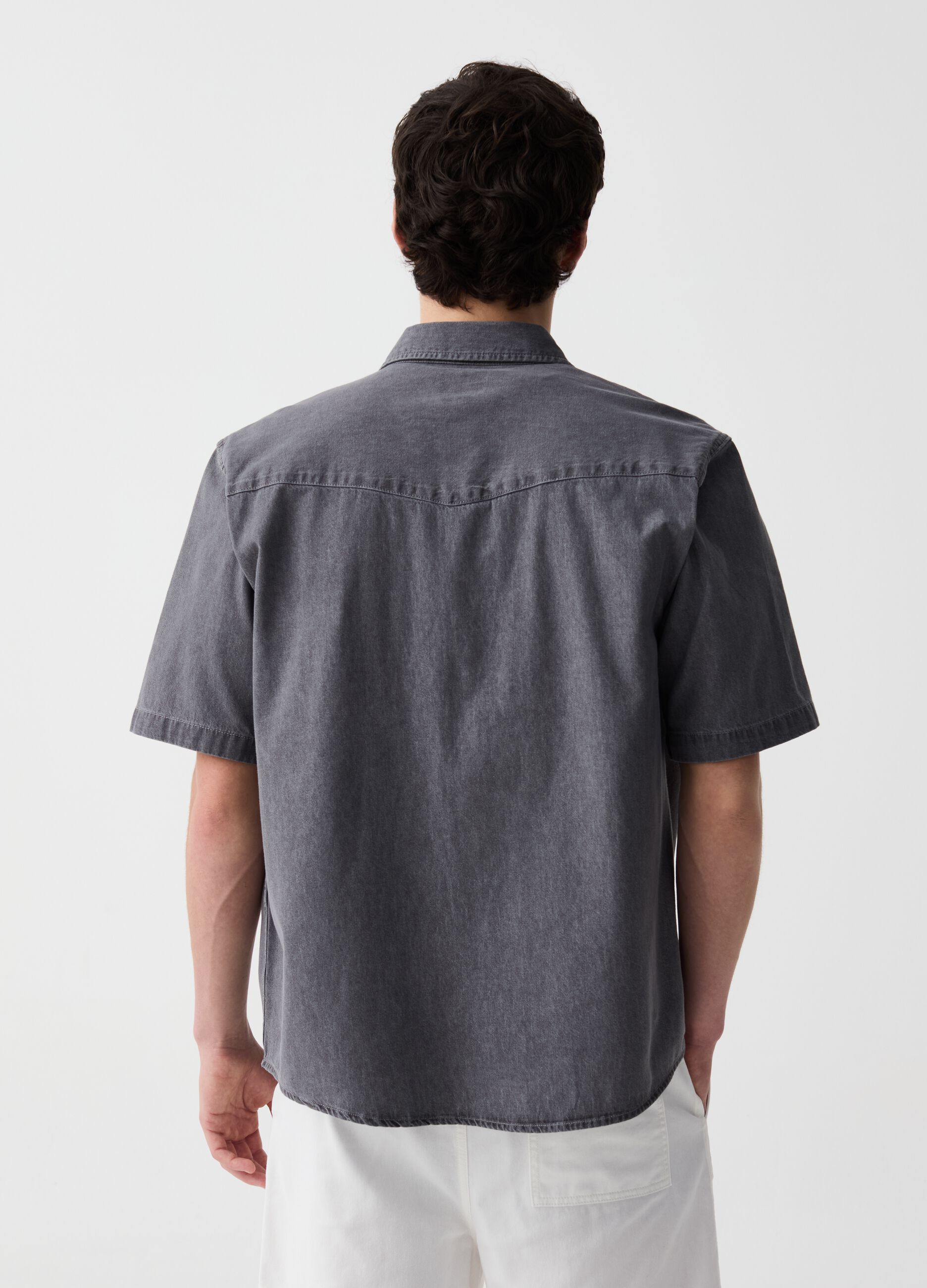 Short-sleeved shirt in denim with pockets
