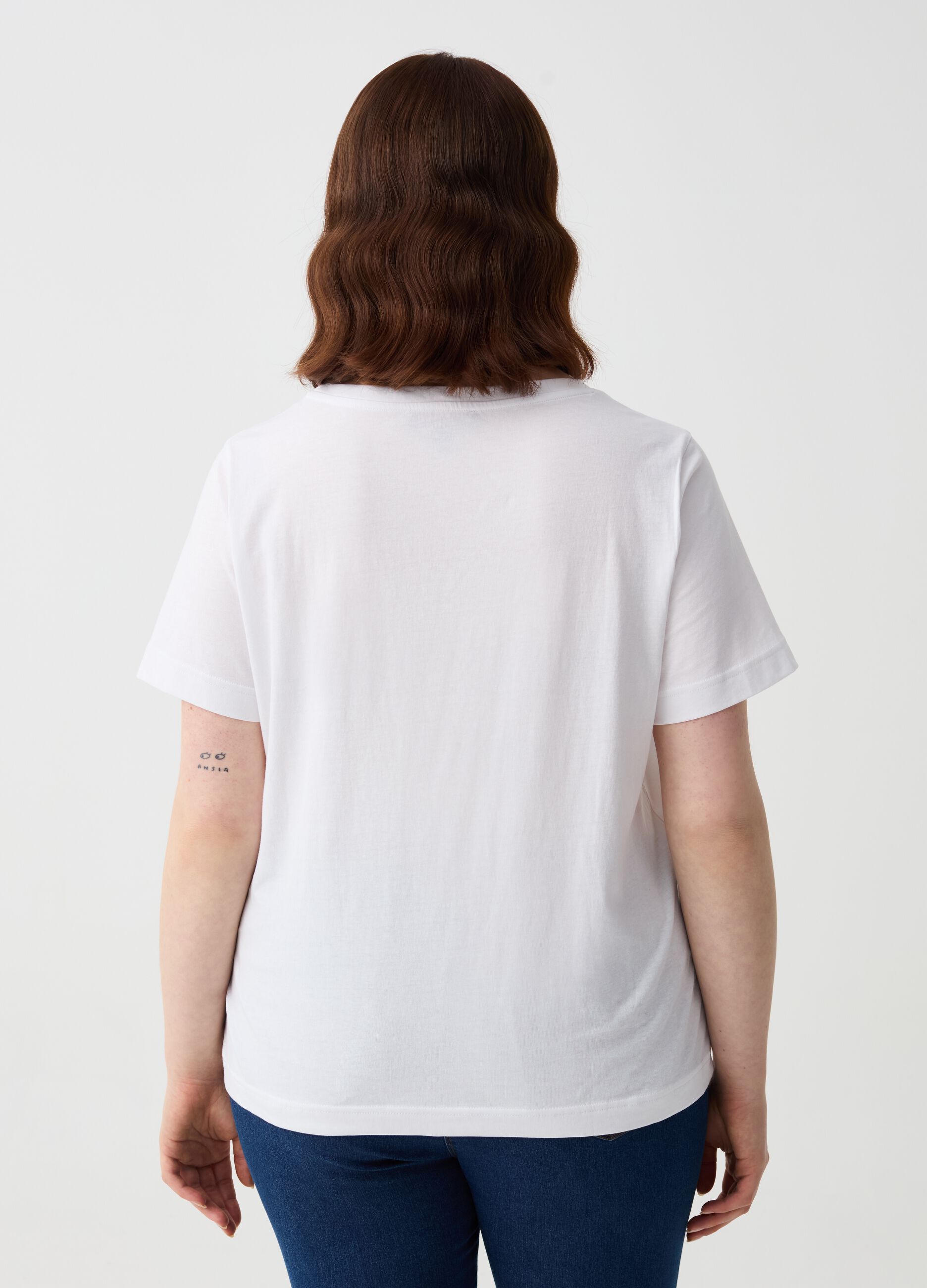 Curvy T-shirt with floral embroidery