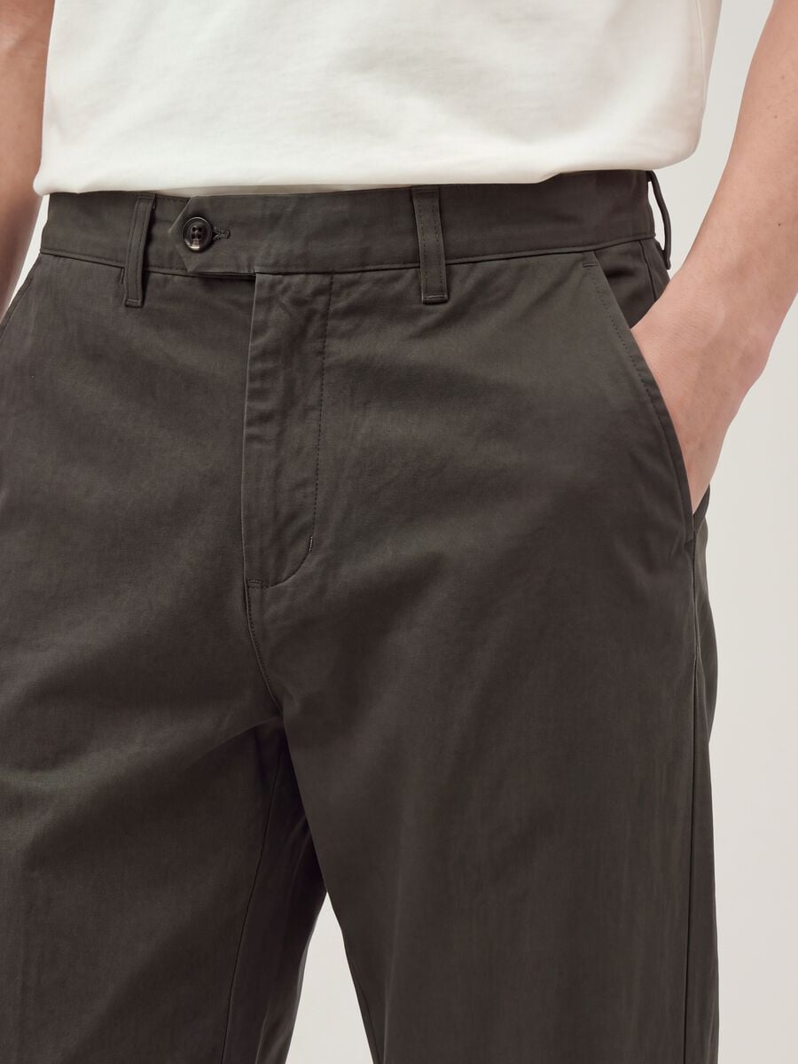 Pantaloni chino verdi in puro cotone regular fit_2