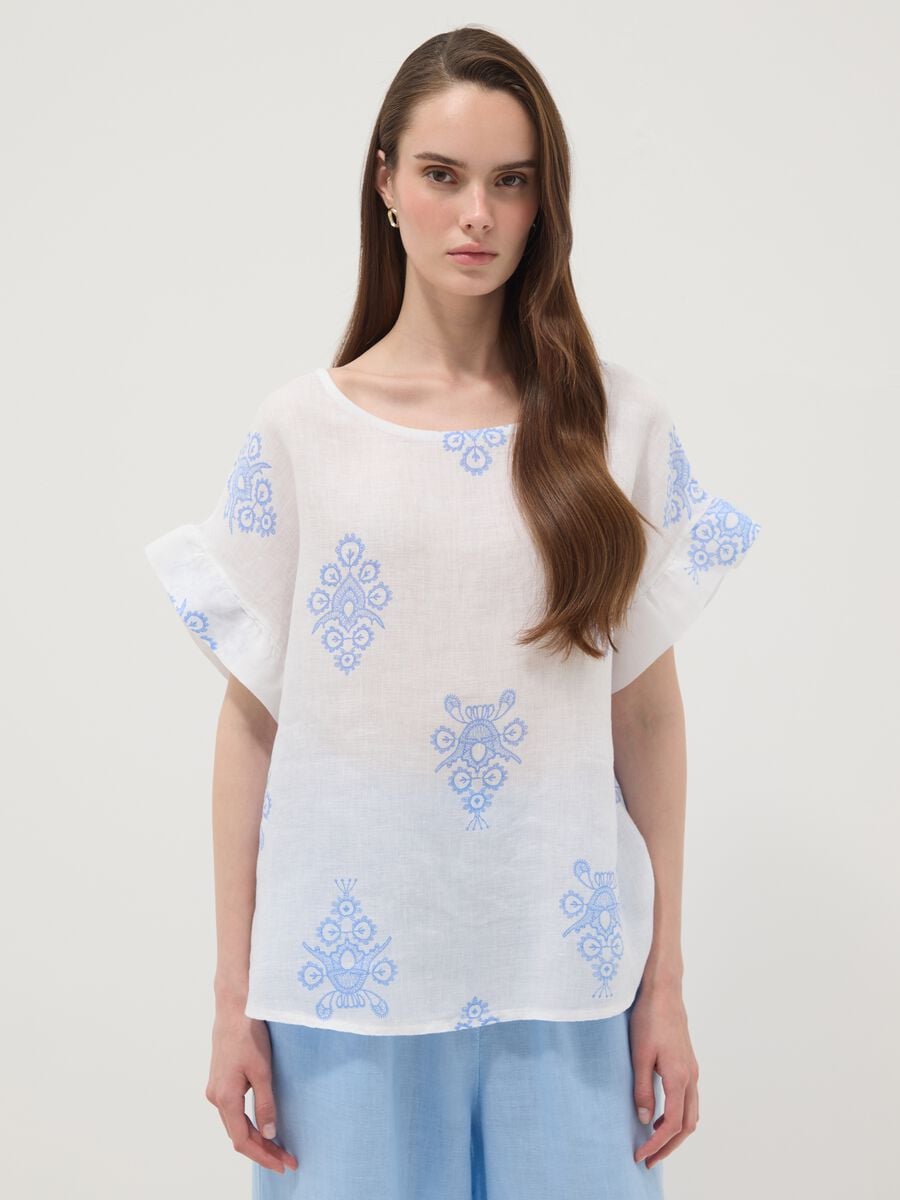 Blusa bianca in puro lino con ricami e maniche a volant regular fit_1