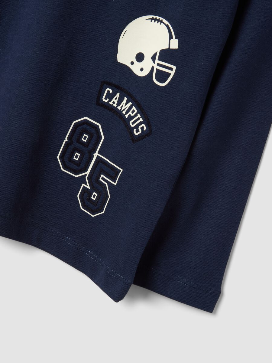 T-shirt blu in misto cotone e viscosa con stampa college per bambino_3