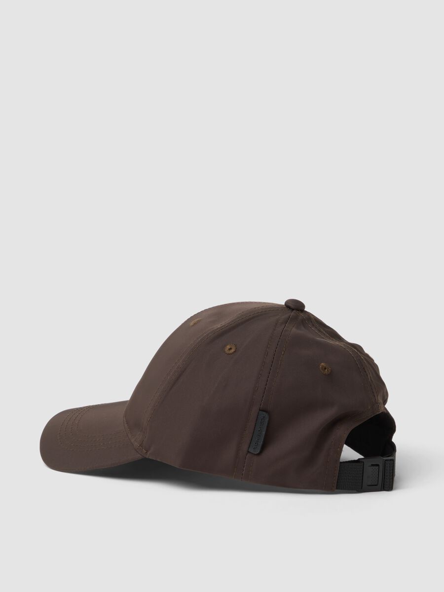 Cappello marrone con visiera curva_1