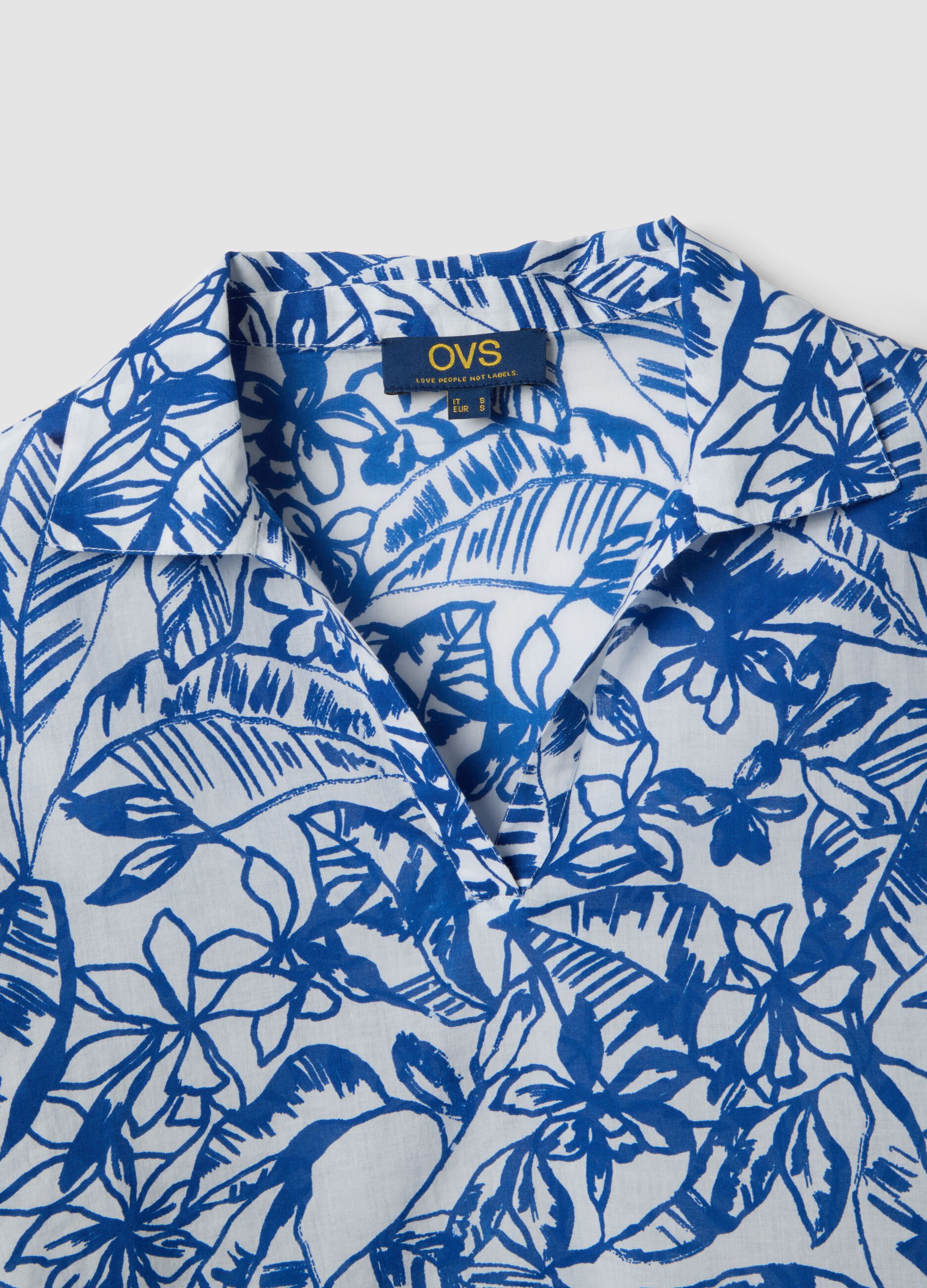 Caftano blu e bianco in cotone organico con stampa tropicale