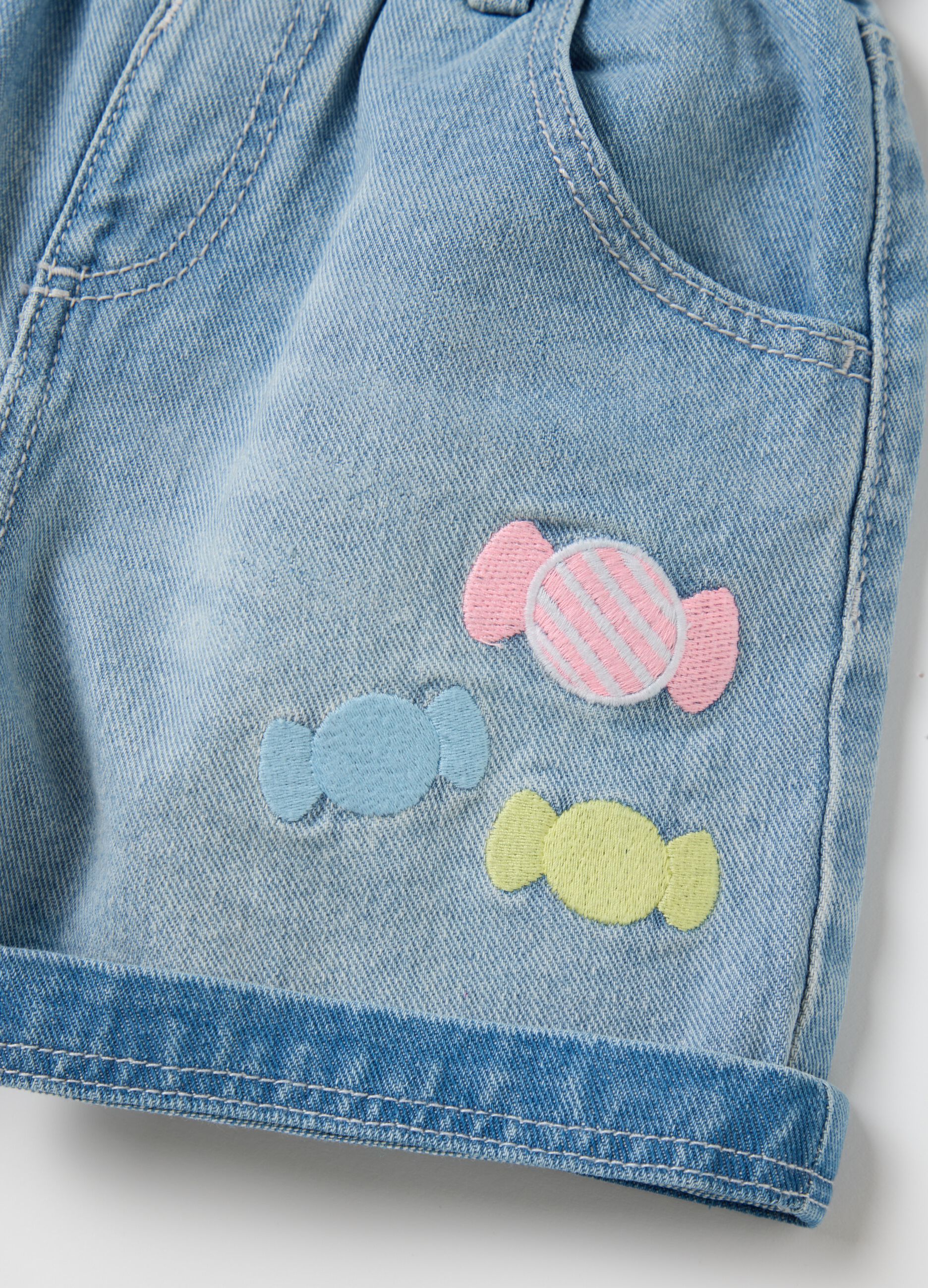 Denim shorts in cotton with sweets print
