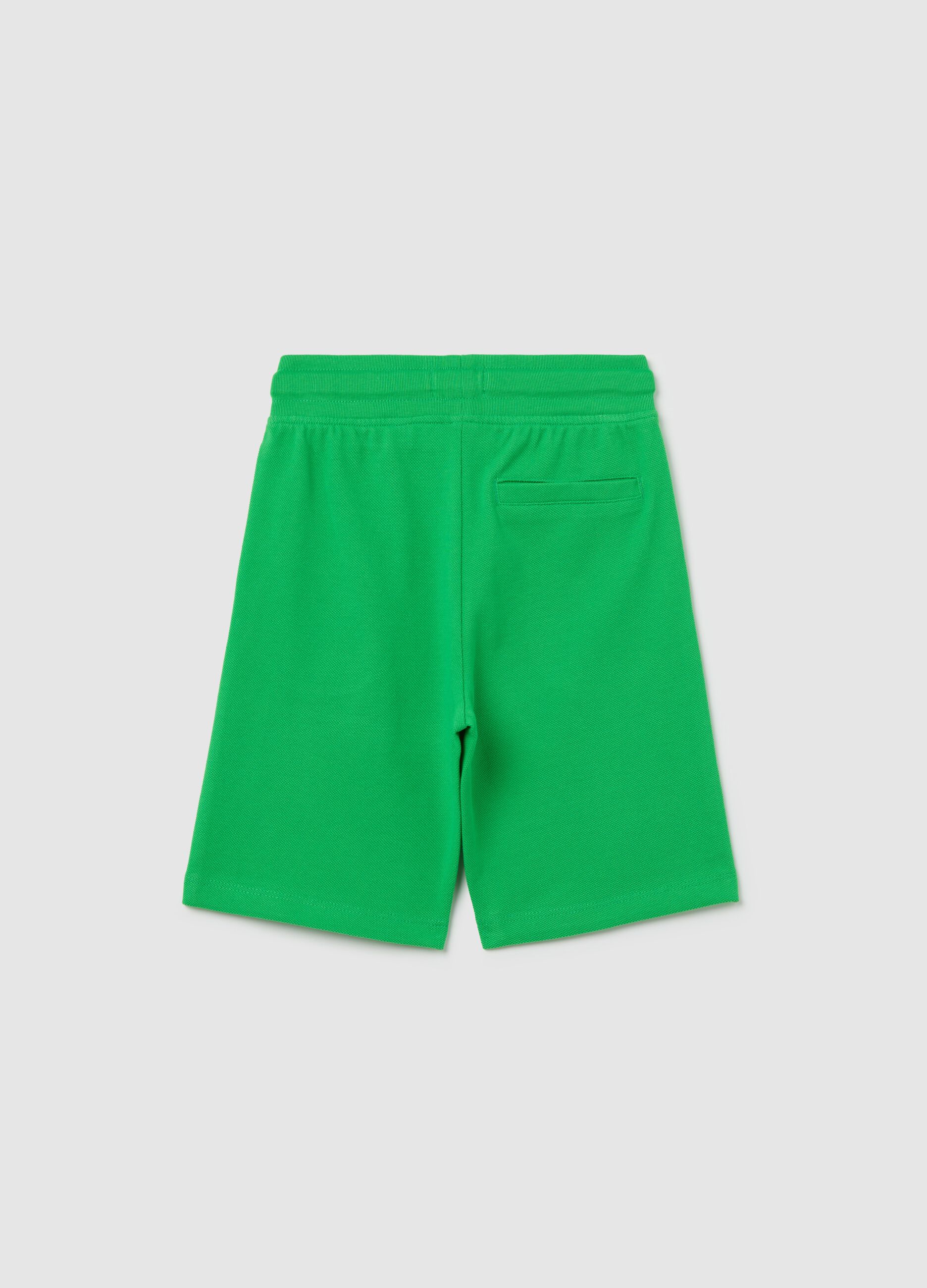 Green shorts in cotton with drawstring