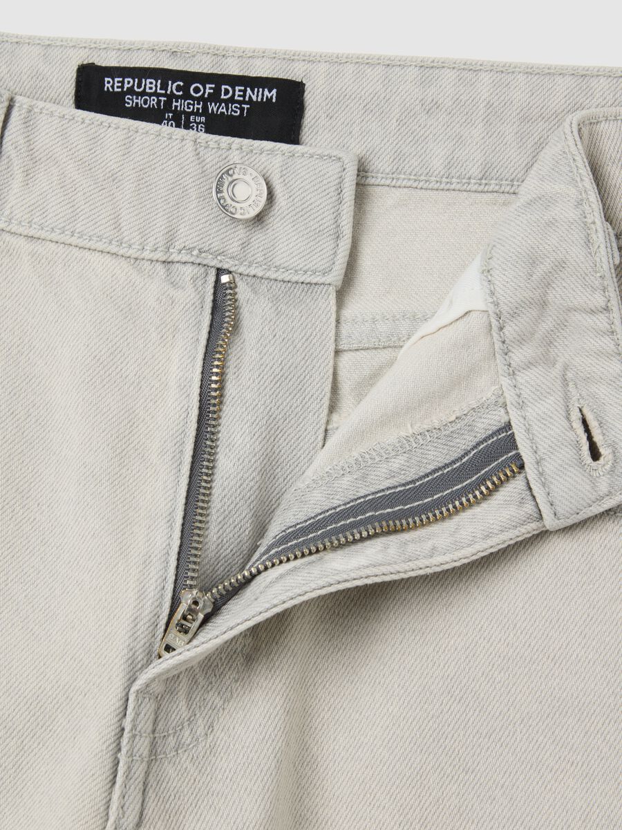 White cotton denim bermuda shorts_5