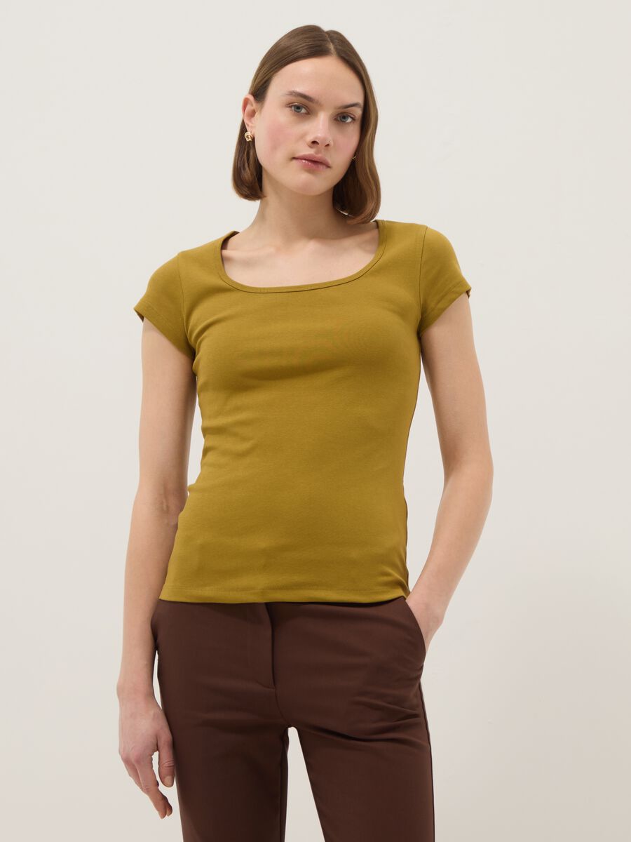 T-shirt fitted in cotone elasticizzato verde con scollo quadrato_1