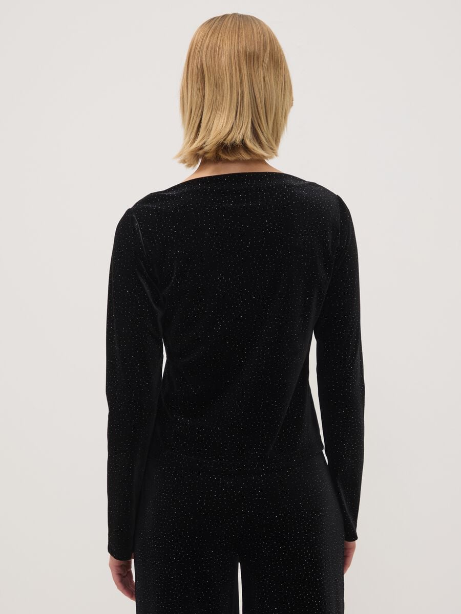 Maglia nera in tessuto elasticizzato con Girocollo_3